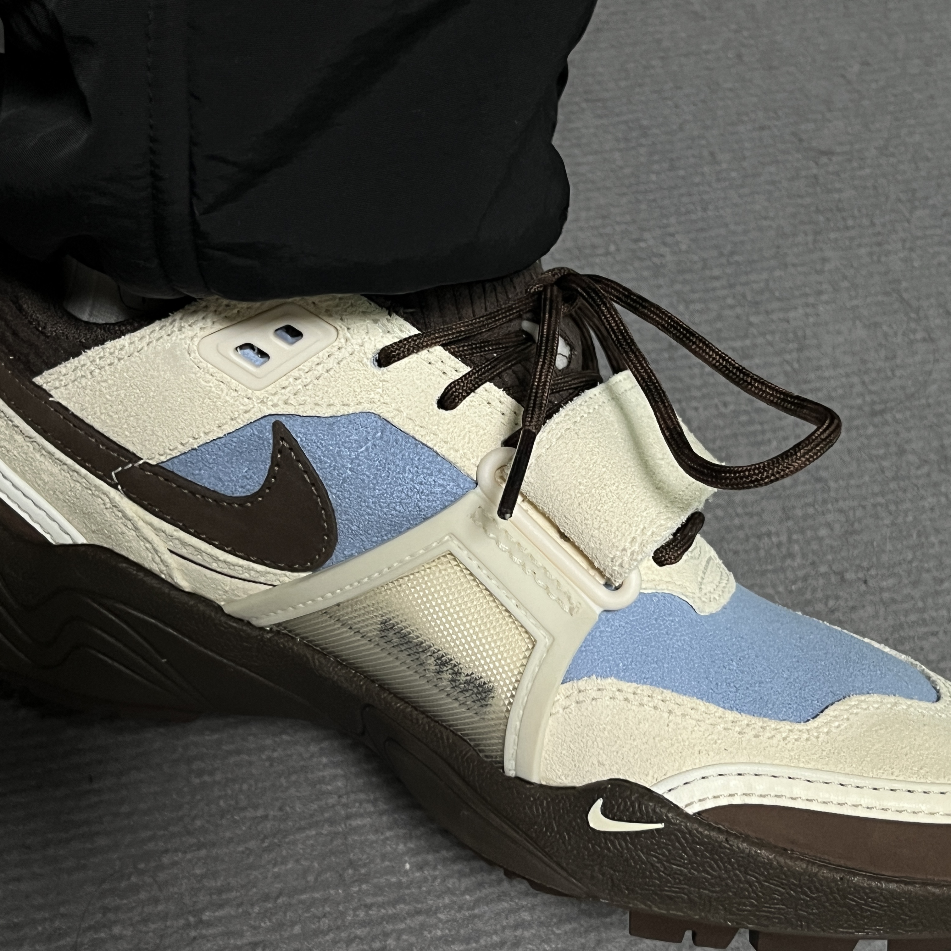 Nike x Travis Scott Zoom Field Jaxx Pale Ivory and Leche Blue 착용 스타일 - 7