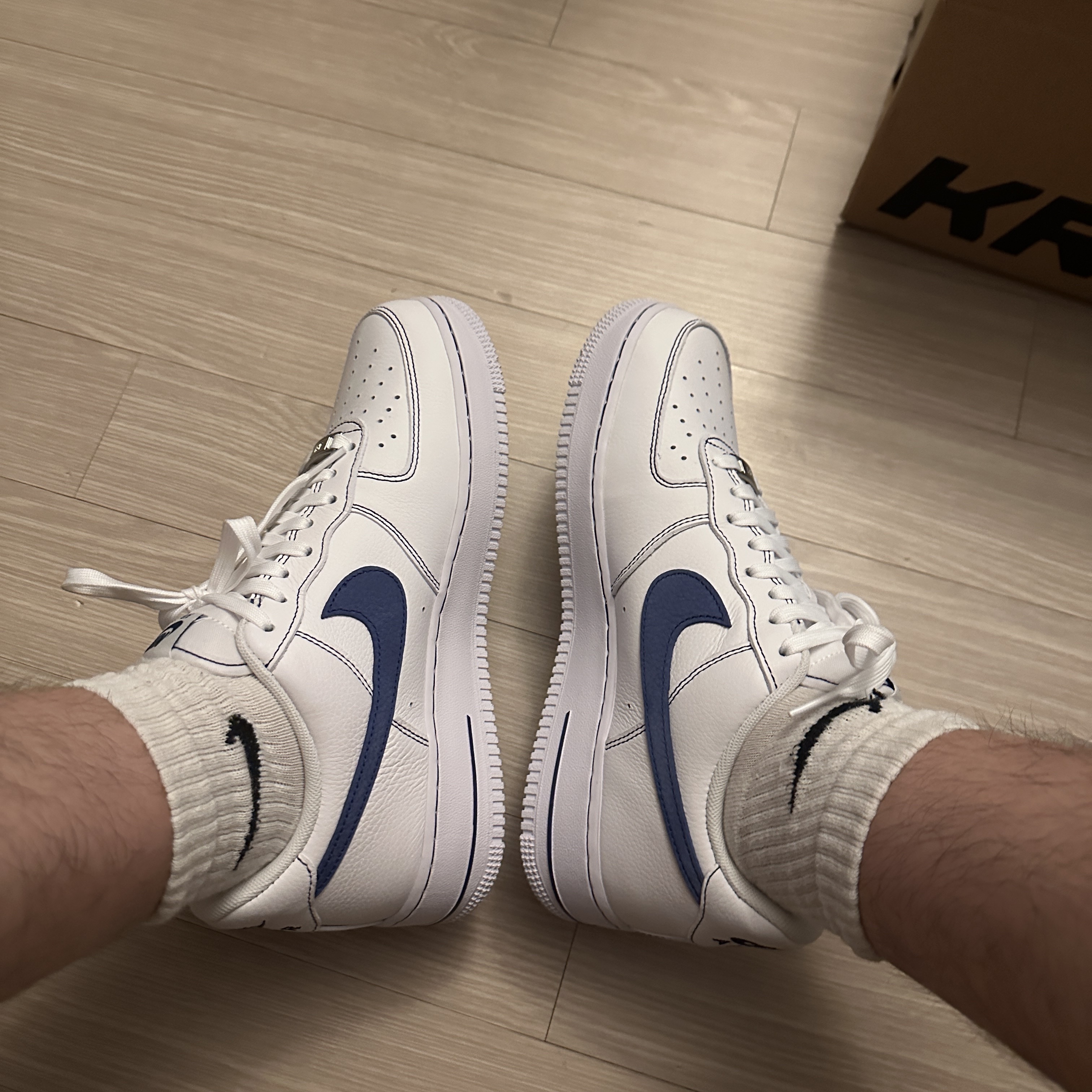 Nike Air Force 1 '07 LV8 White Deep Royal Blue 착용 스타일 - 1