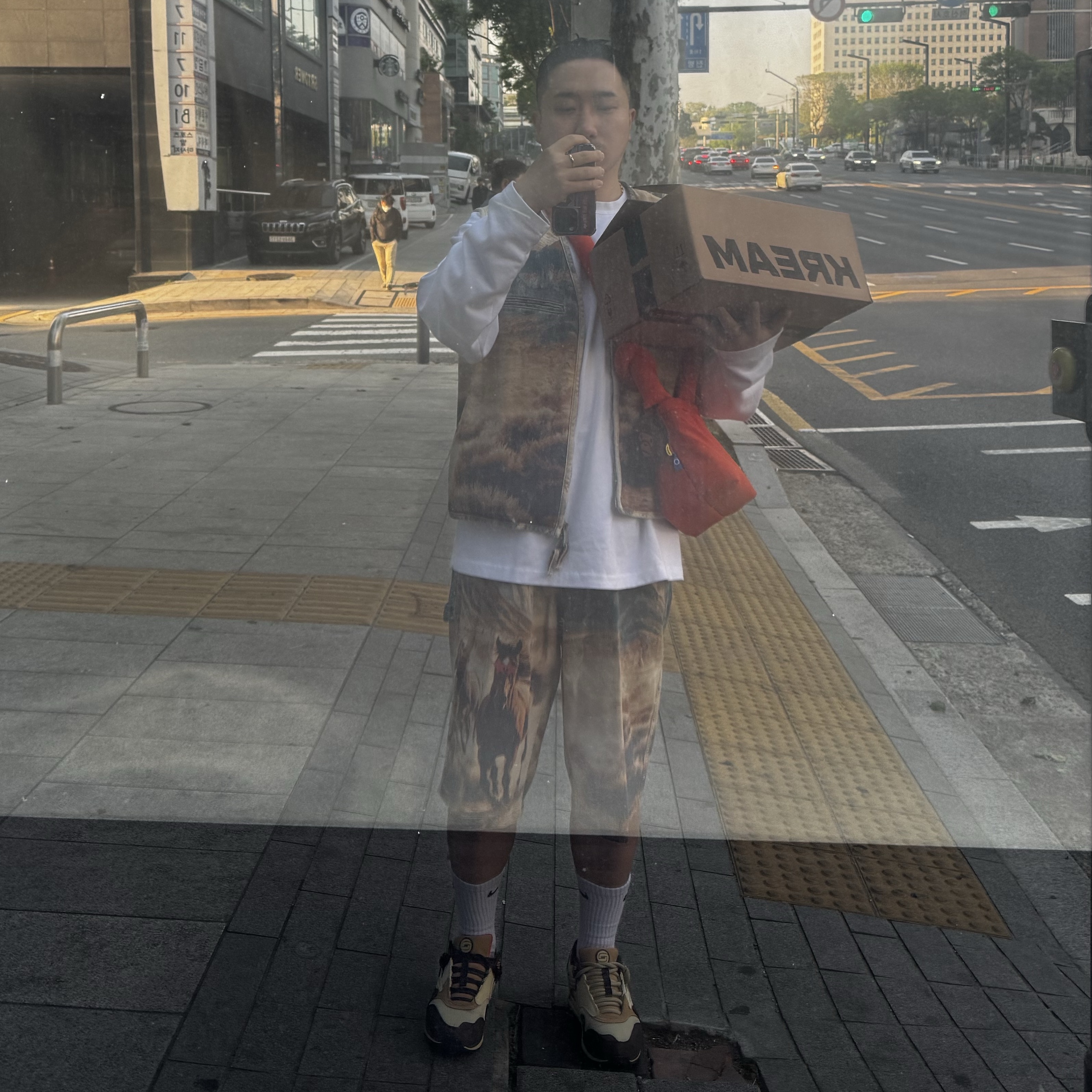 Nike x Travis Scott Air Max 1 Cact.us Brown, Ader Error Sig; TRS/BL Tag LS T-Shirt 01 Off White 착용 스타일
