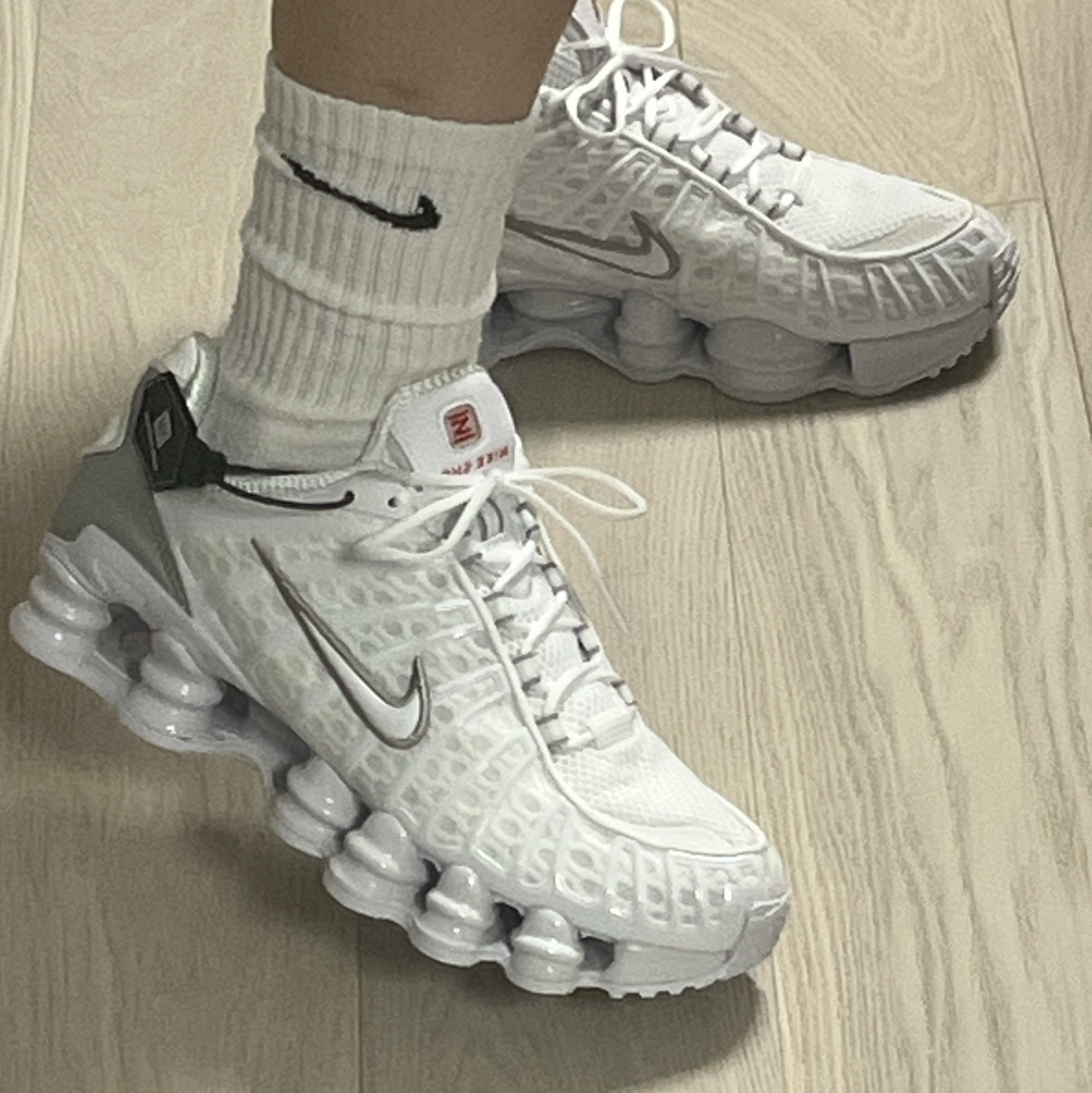 (W) Nike Shox TL White and Max Orange 착용 스타일 - 2
