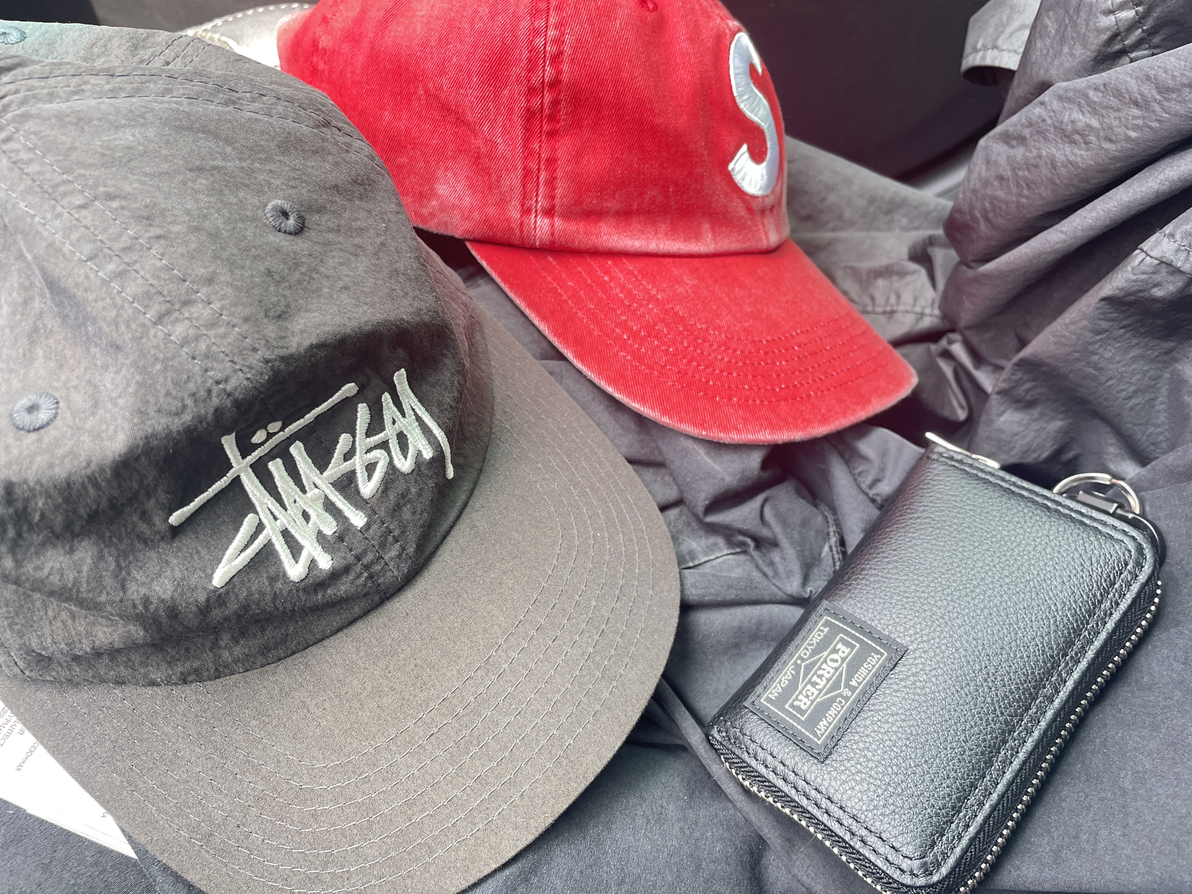 Porter Calm Coin Case Black, Supreme Pigment Coated S Logo 6-Panel Red - 25SS 착용 스타일
