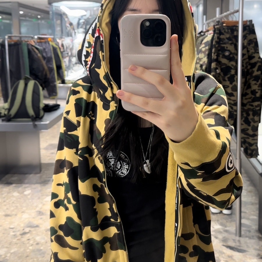 BAPE 1st Camo Shark Full Zip Hoodie Yellow, Chrome Hearts Horseshoe Tank Top Black 착용 스타일 - 1