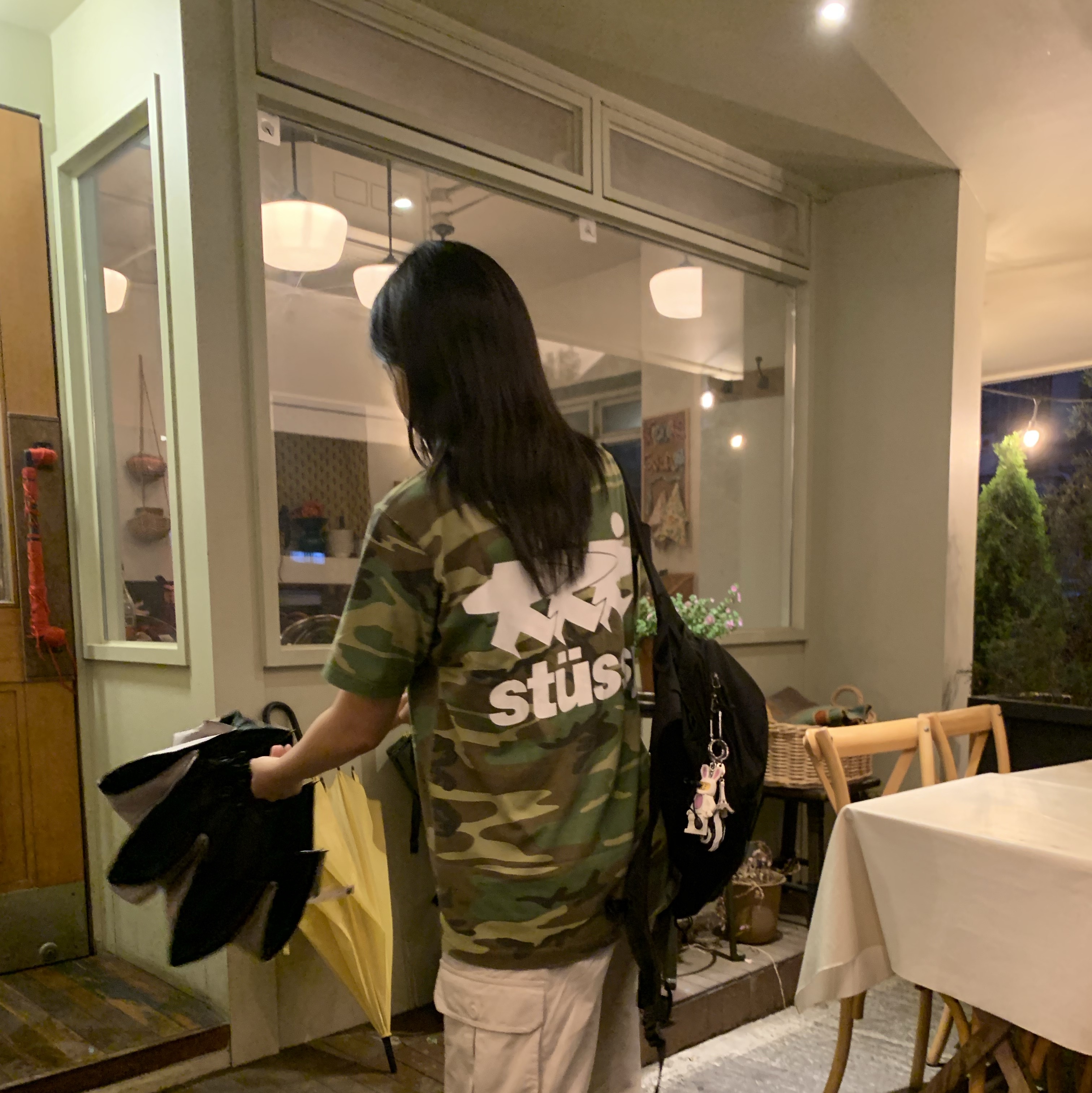 Stussy Surfwalk T-Shirt Camo, Salomon Trailblazer 10 Black 착용 스타일