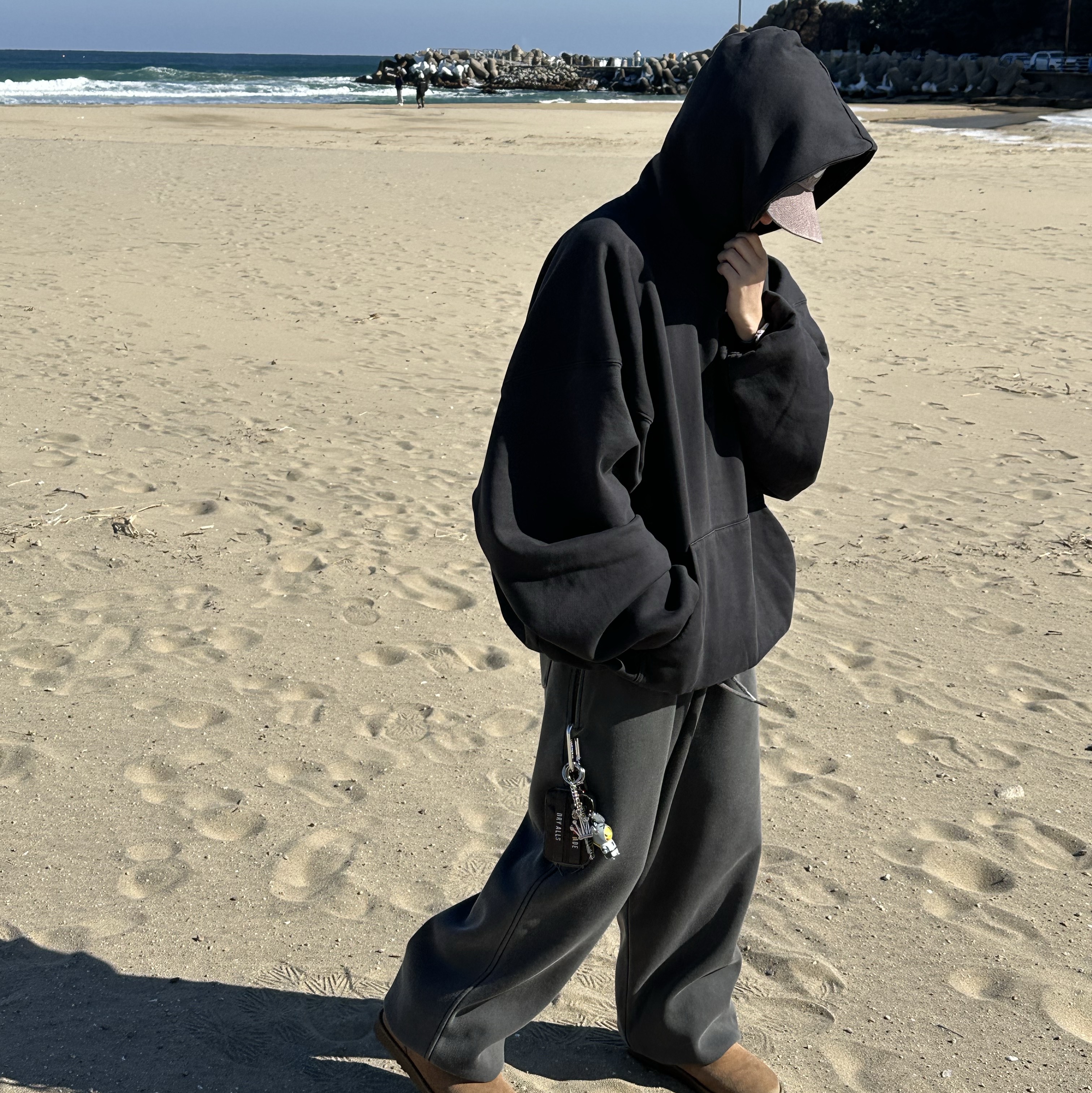 UGG Classic Mini Boots Chestnut, Yeezy Gap Engineered By Balenciaga Logo Hoodie Black 착용 스타일 - 1
