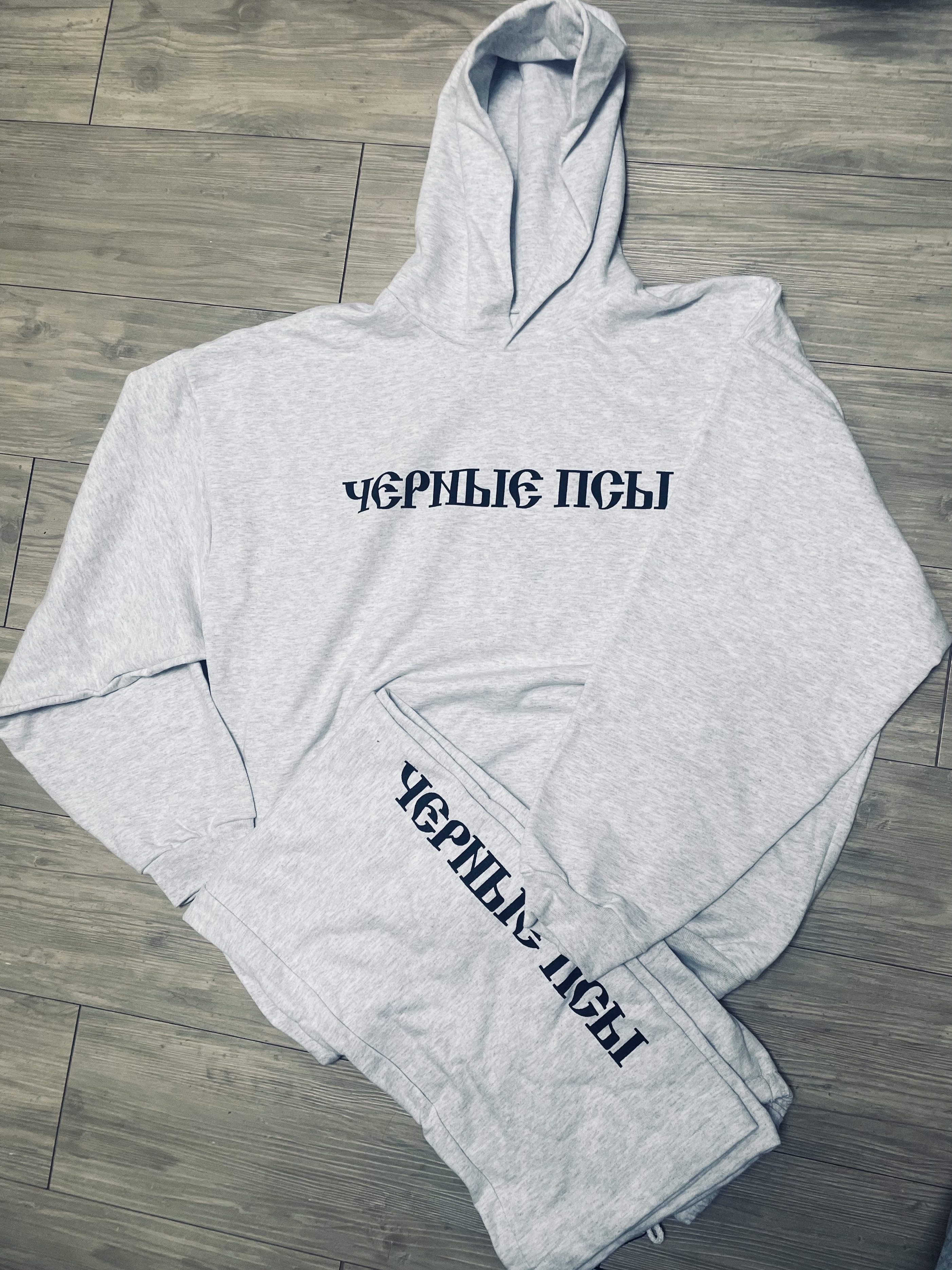 Yeezy x Gosha Rubchinskiy YZY Black Dogs Hoodie Heather Grey, Yeezy x Gosha Rubchinskiy YZY Black Dogs Jogger Heather Grey 착용 스타일 - 1