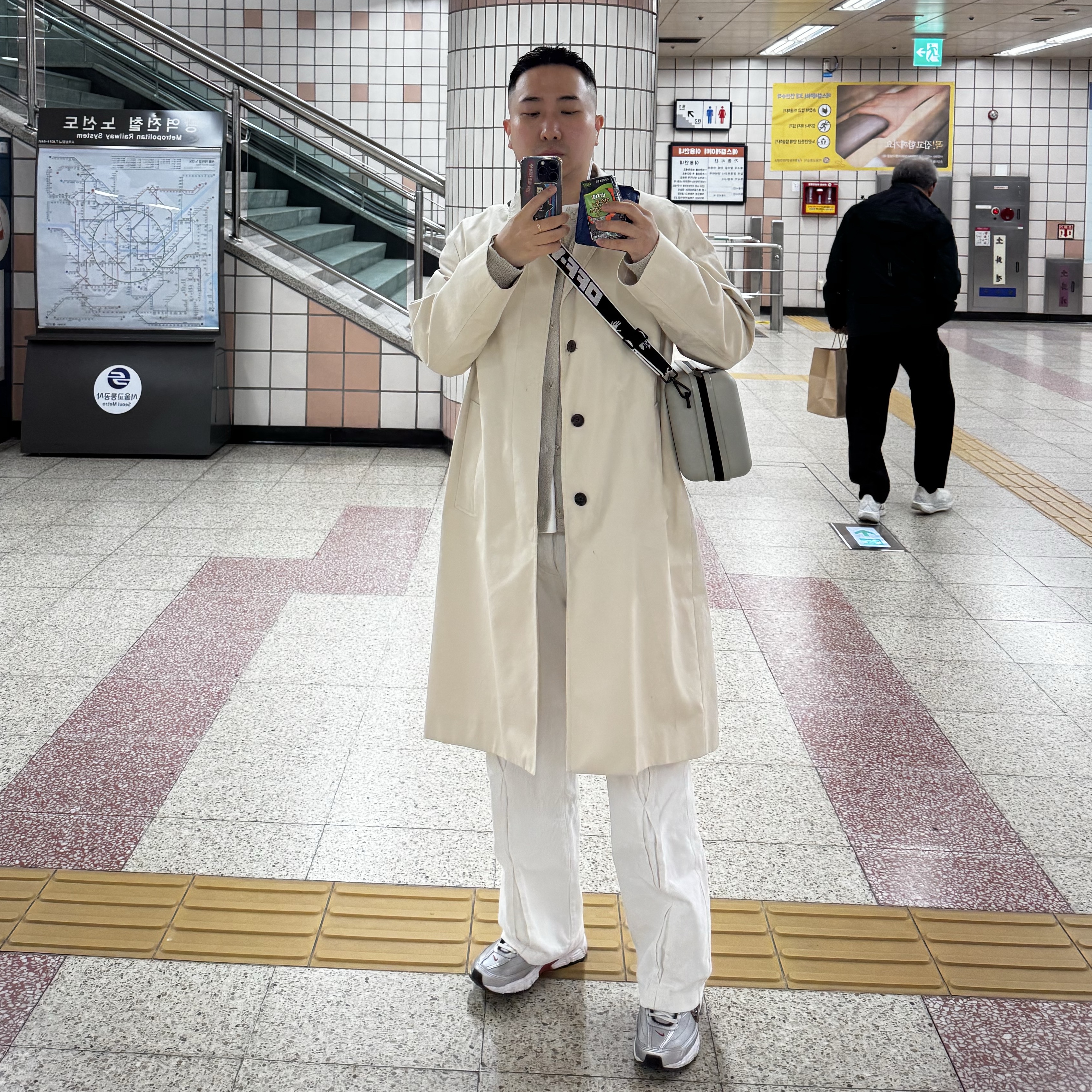 Off-White x Amore Pacific Protection Box (Without Cosmetics), Nike Initiator Metallic Silver Black 착용 스타일