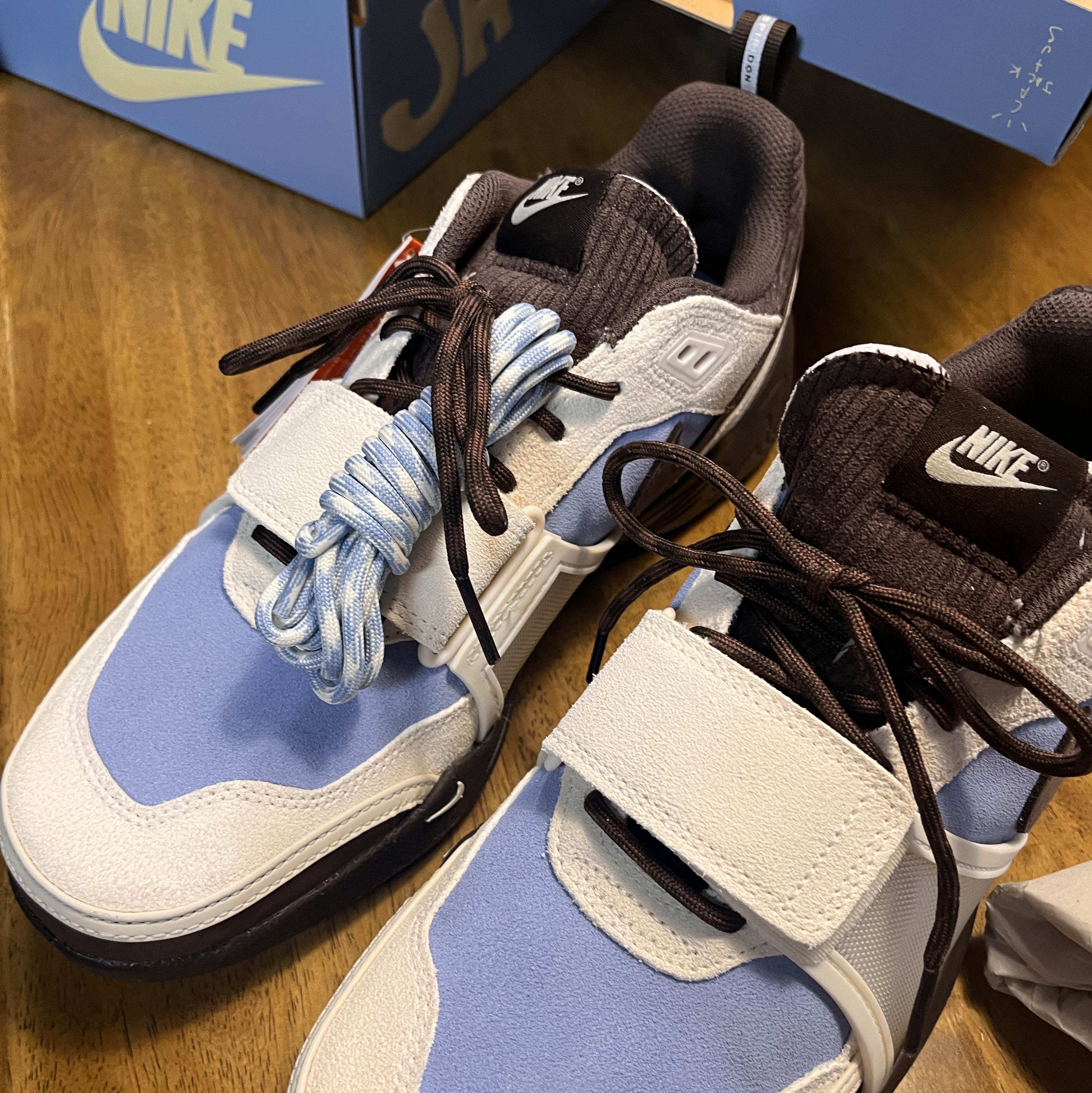 Nike x Travis Scott Zoom Field Jaxx Pale Ivory and Leche Blue 착용 스타일