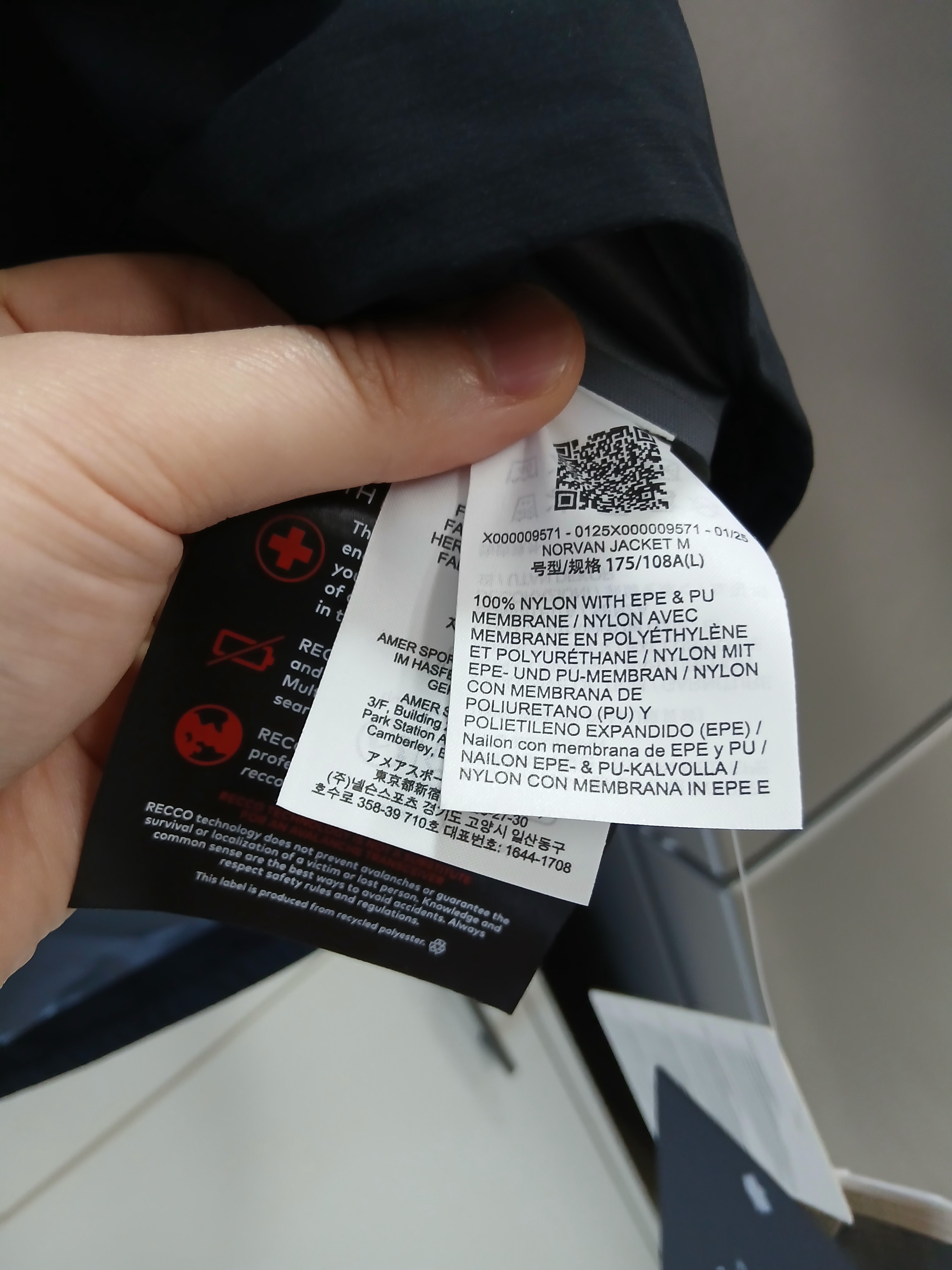 Arc'teryx Norvan Jacket Black 착용 스타일 - 9