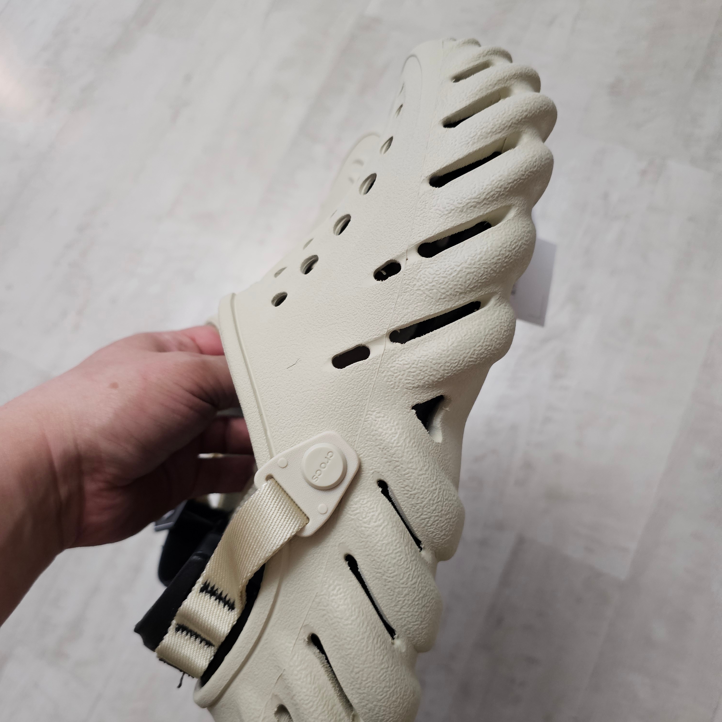 Crocs Echo Clog Bone Black 착용 스타일 - 3