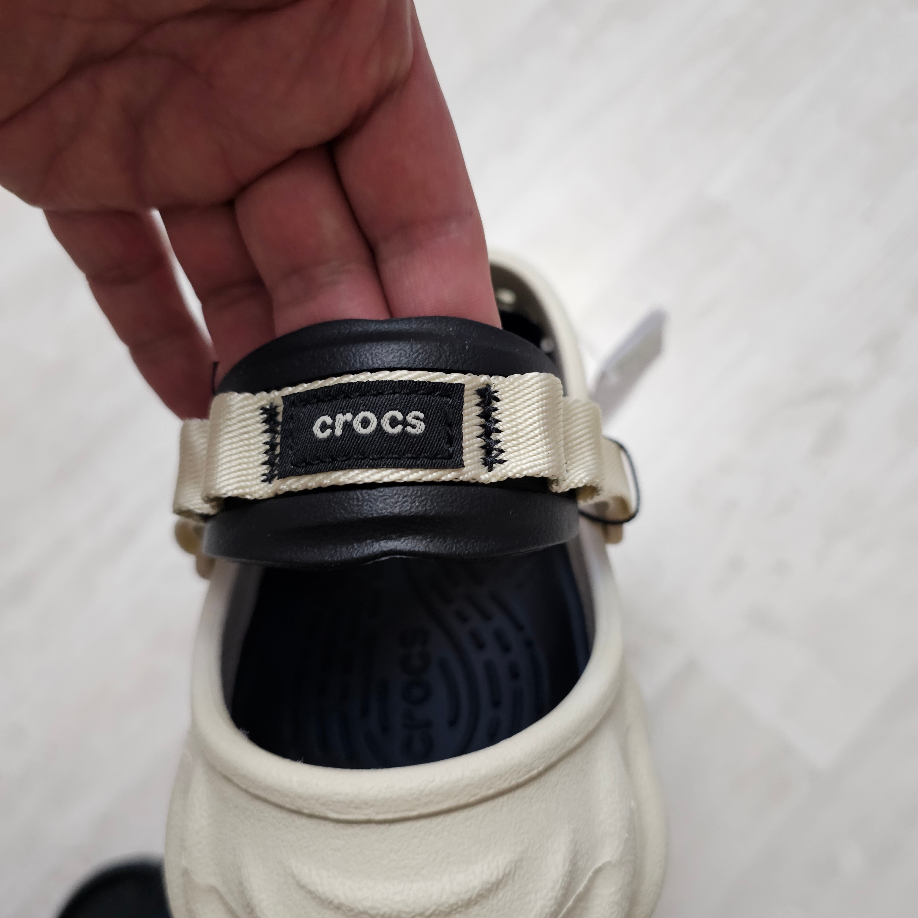 Crocs Echo Clog Bone Black 착용 스타일 - 5