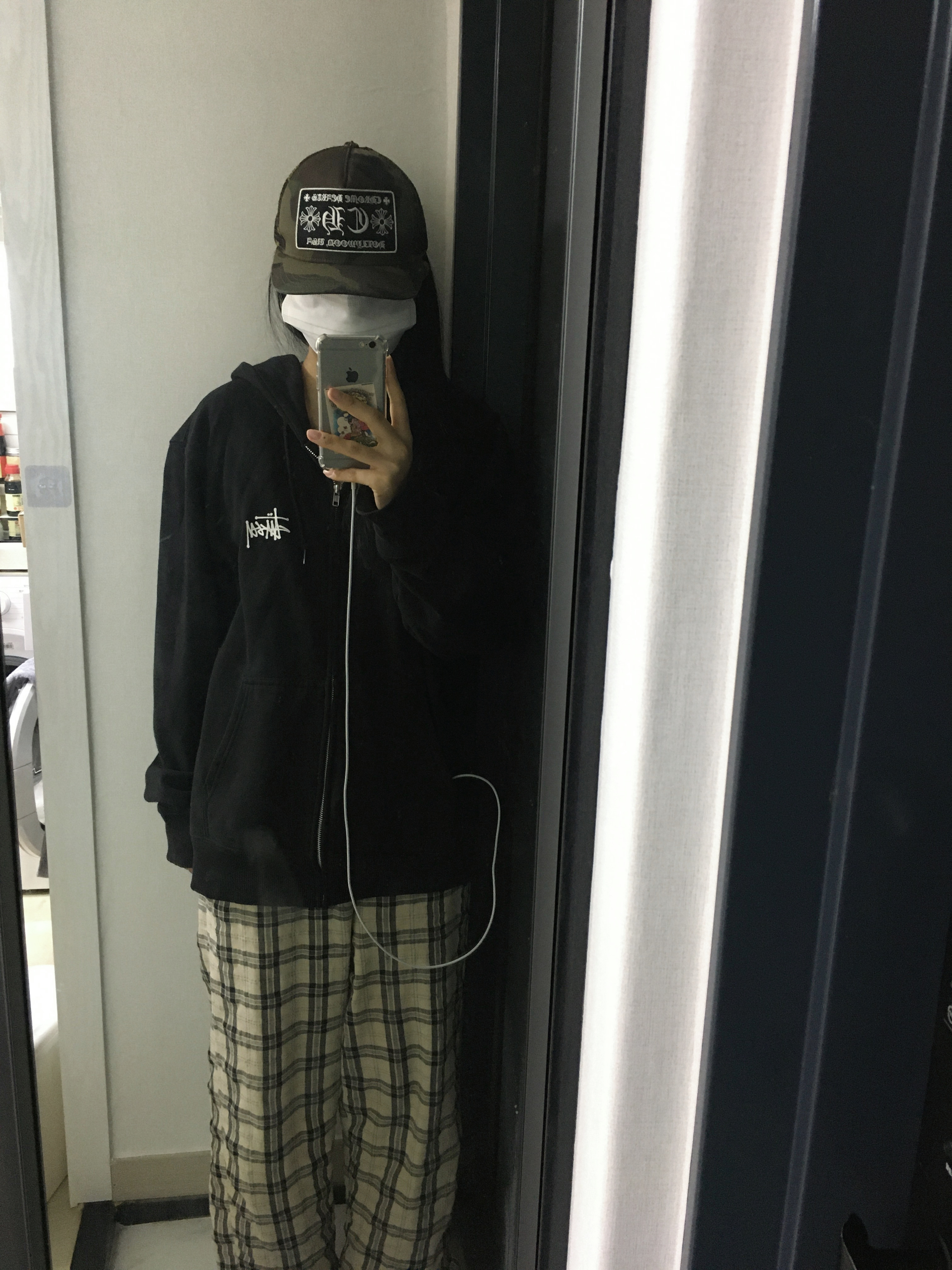 Stussy Basic Stussy Zip Hoodie Black 2022, Chrome Hearts CH Hollywood Trucker Hat Camo 착용 스타일 - 1