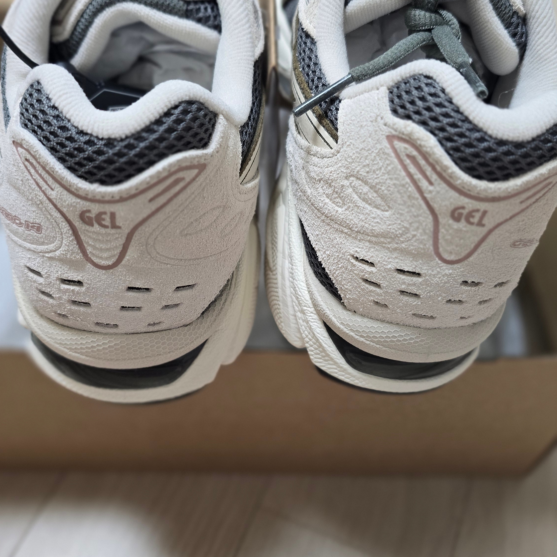 Asics Gel-Kayano 14 Truffle Grey Oatmeal 착용 스타일 - 3