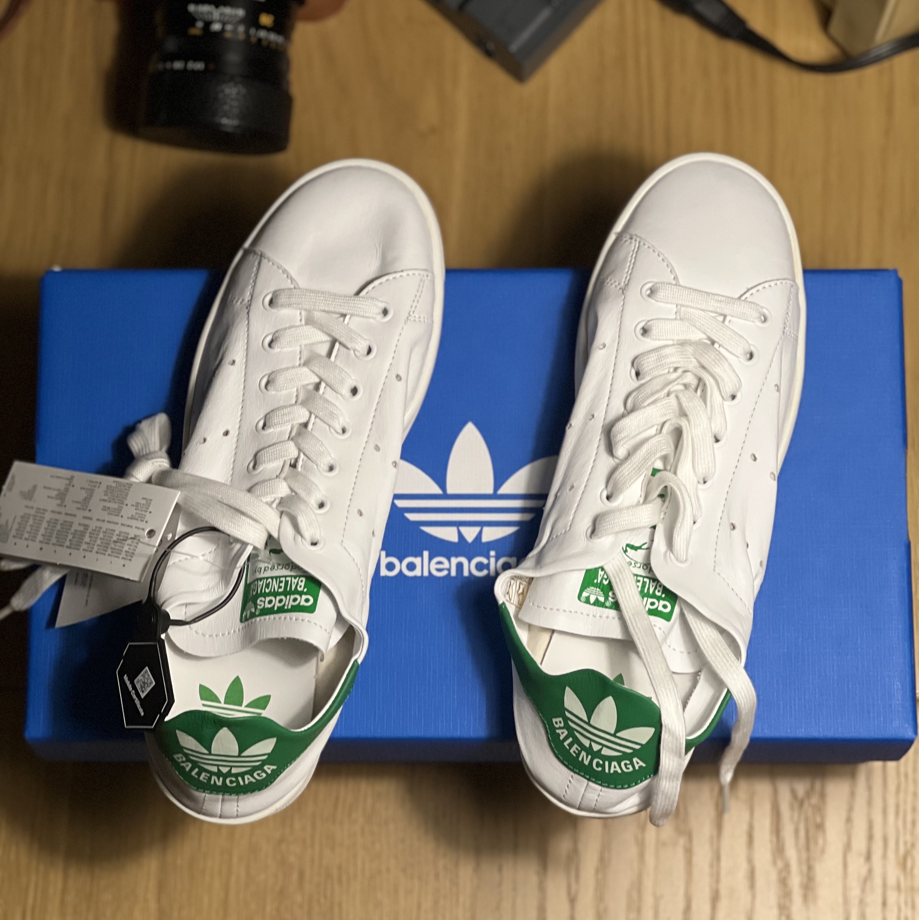 Balenciaga x Adidas Stan Smith Core White Green 착용 스타일 - 1