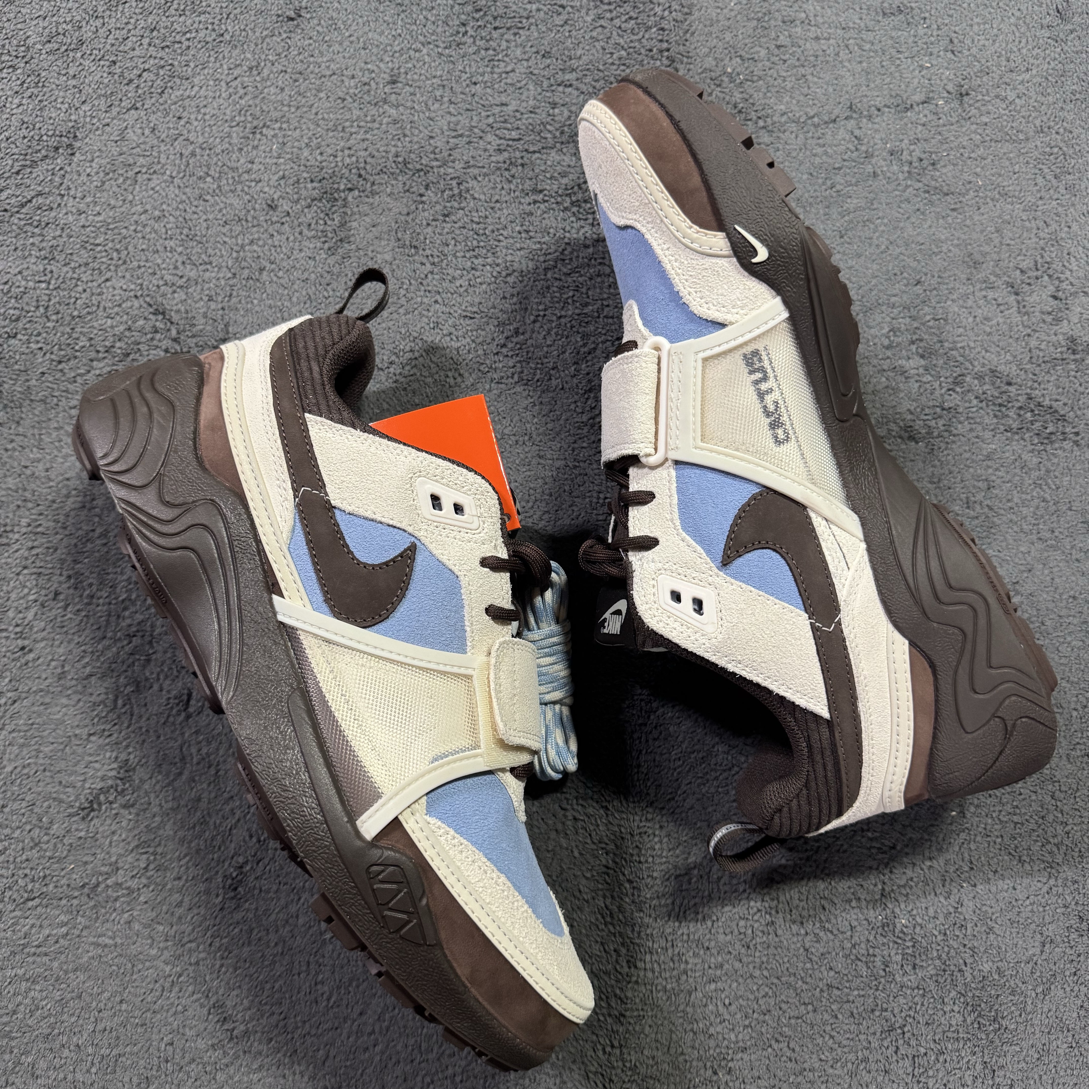 Nike x Travis Scott Zoom Field Jaxx Pale Ivory and Leche Blue 착용 스타일 - 2