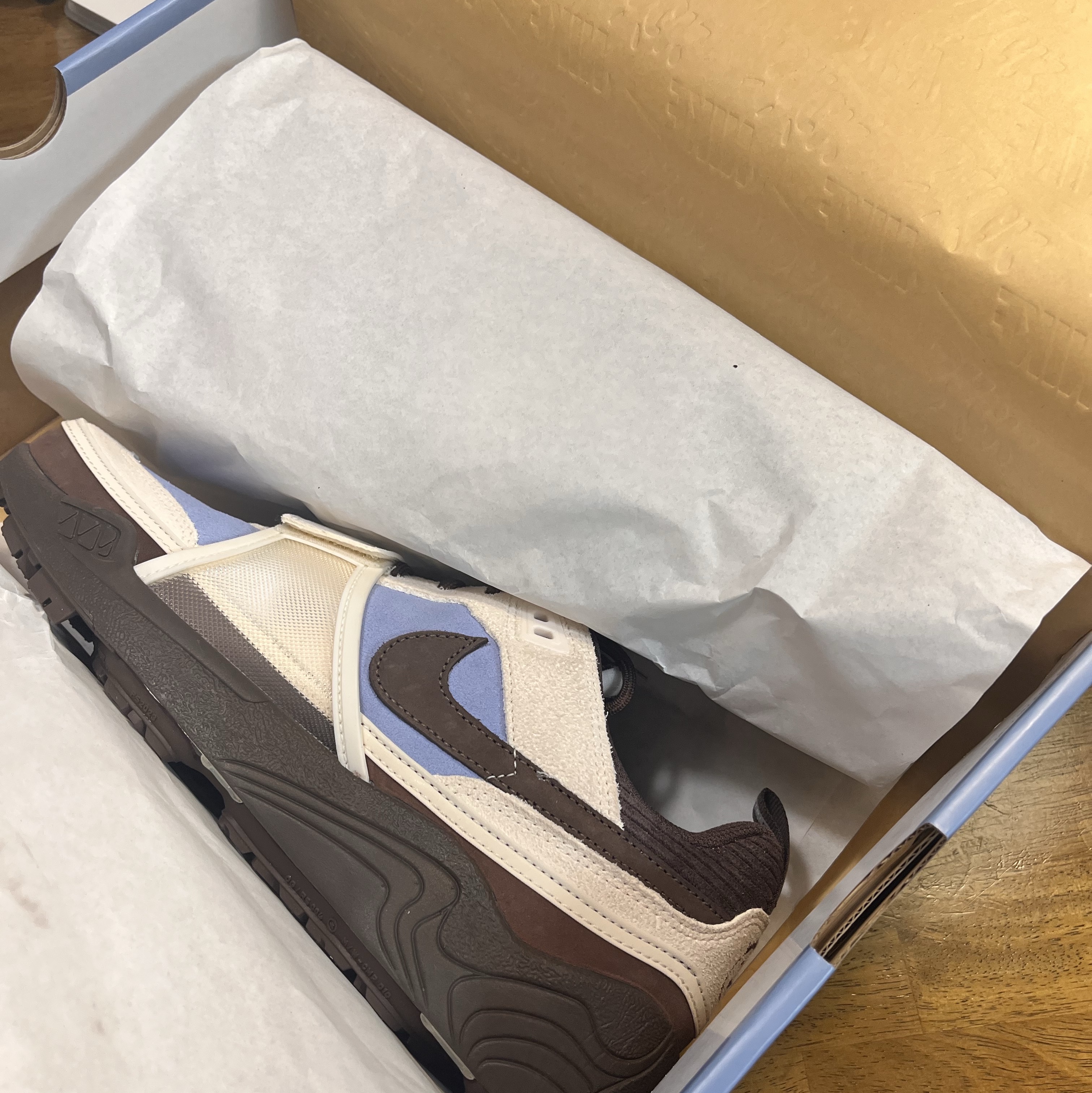 Nike x Travis Scott Zoom Field Jaxx Pale Ivory and Leche Blue 착용 스타일