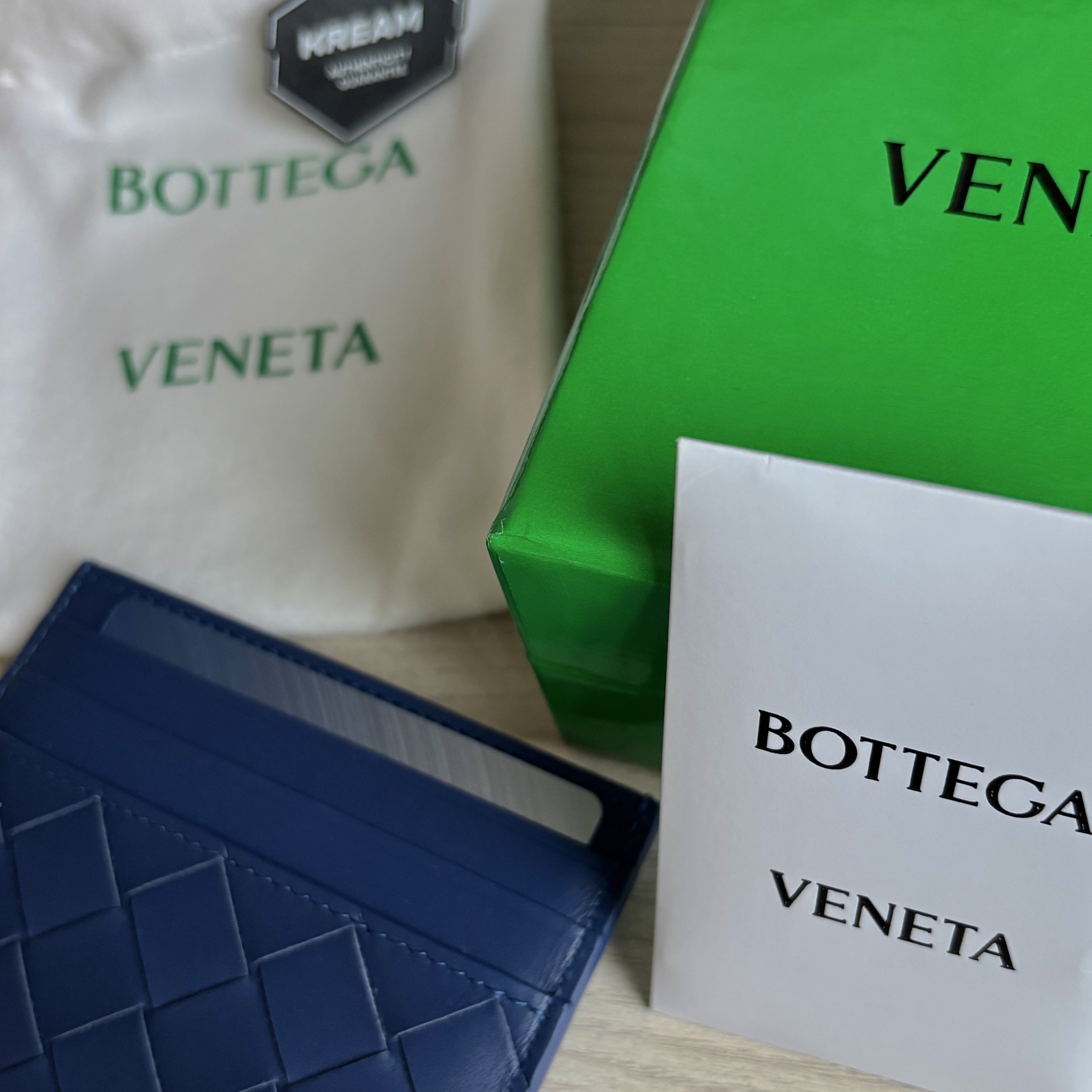 Bottega Veneta Credit Card Case Cruise 착용 스타일