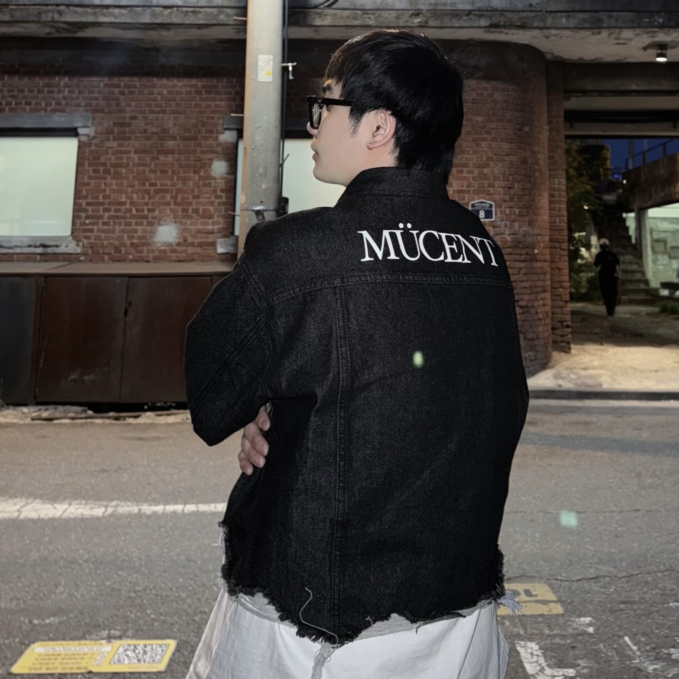MUCENT Crop Damage Denim Jacket Black, Supreme Coated Denim Camp Cap Black - 24SS 착용 스타일 - 2