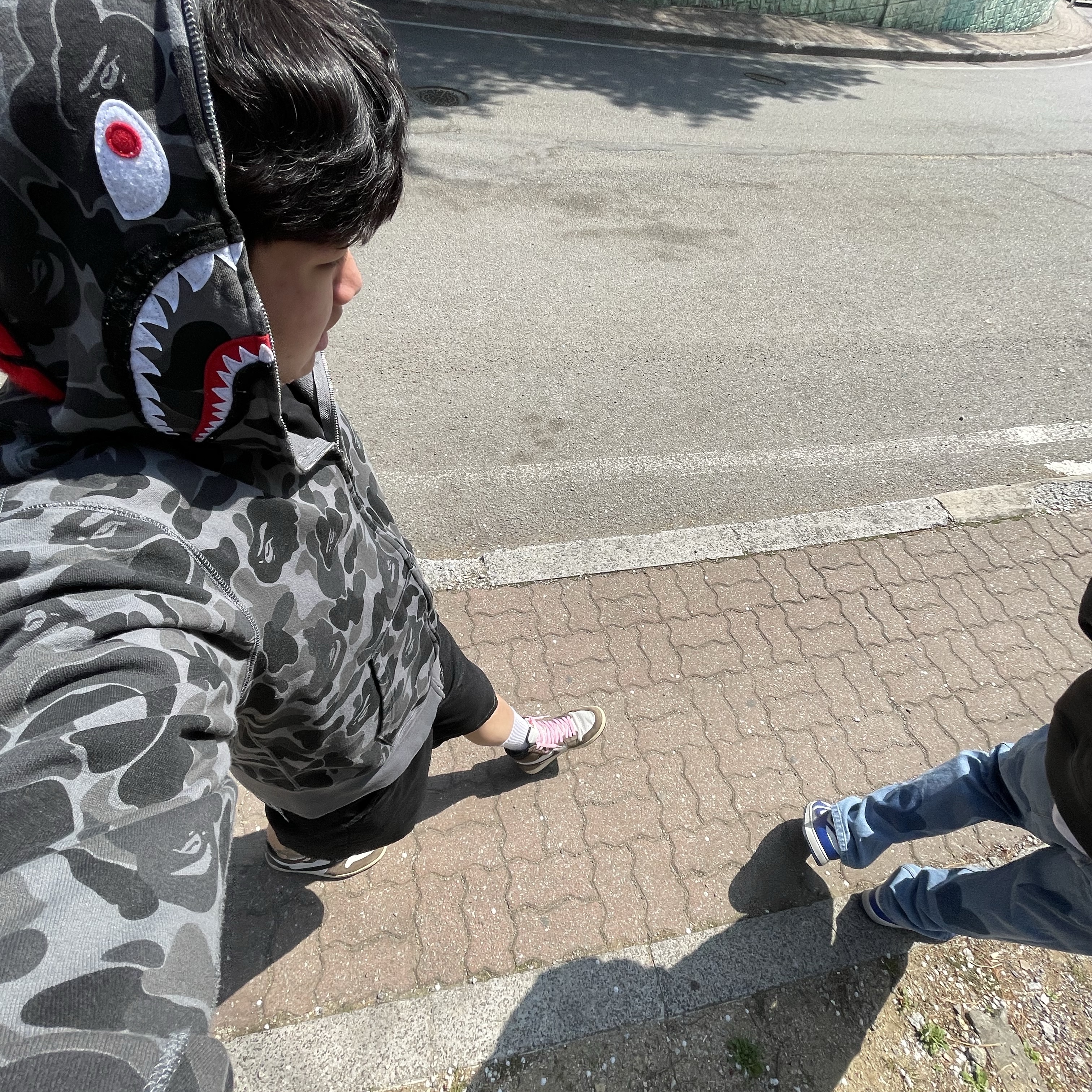 Jordan 1 x Travis Scott Retro High OG SP Mocha, BAPE Color Camo Shark Full Zip Hoodie Black 착용 스타일