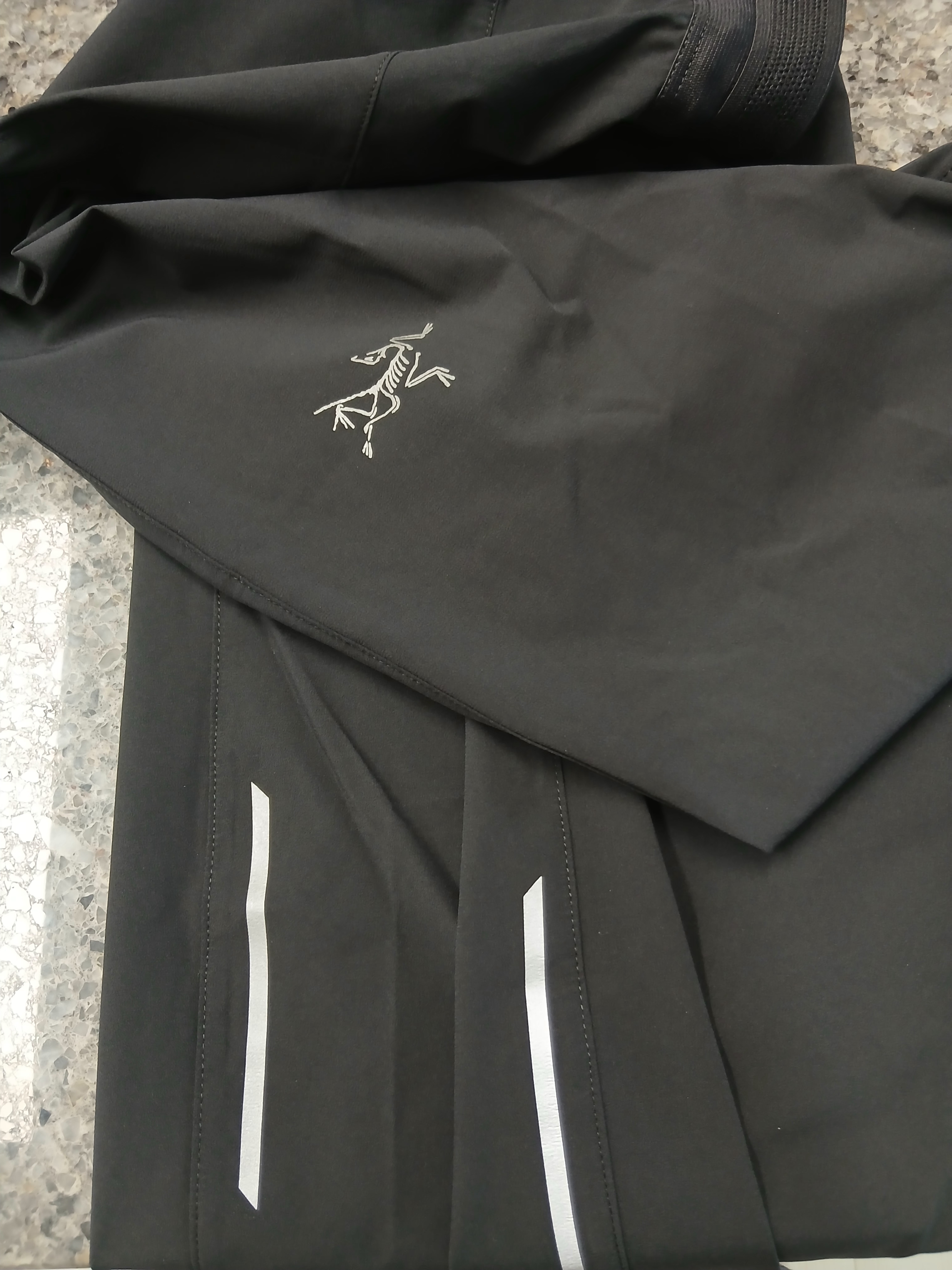 Arc'teryx Norvan Jacket Black 착용 스타일 - 7