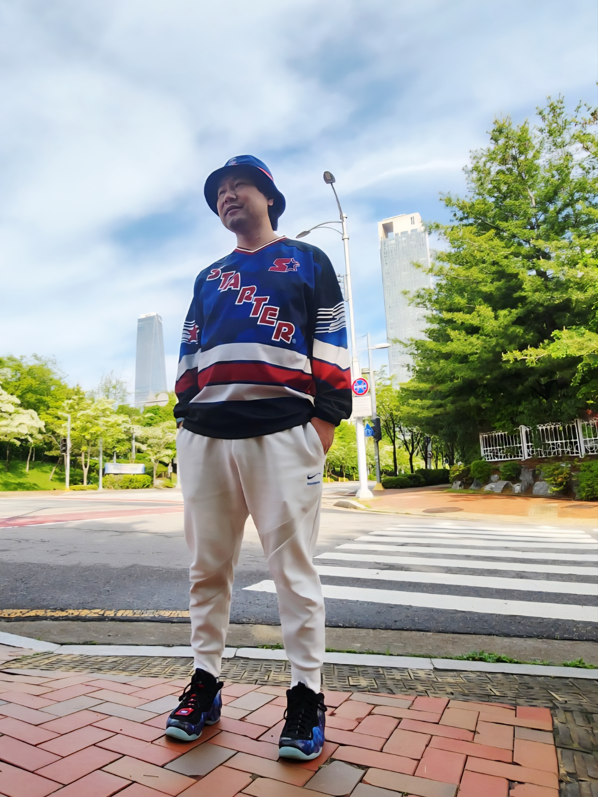Nike Air Foamposite One Galaxy, Jordan x Paris Saint-Germain Graphic Bucket Hat Midnight Navy 착용 스타일