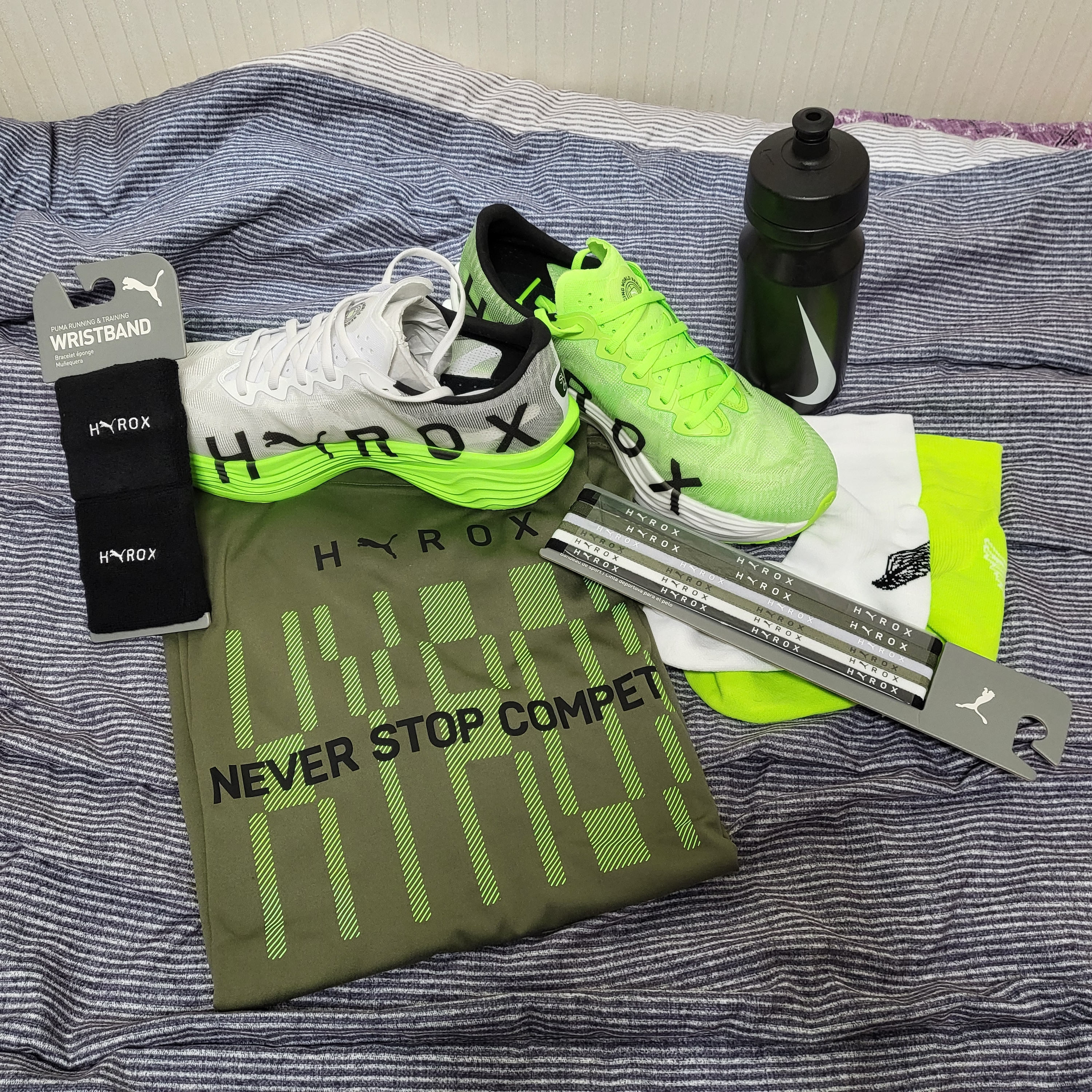 Puma x Hyrox Deviate Nitro Elite 3 Green Glare, Nike 22oz Big Mouth Water Bottle Black White 착용 스타일 - 1