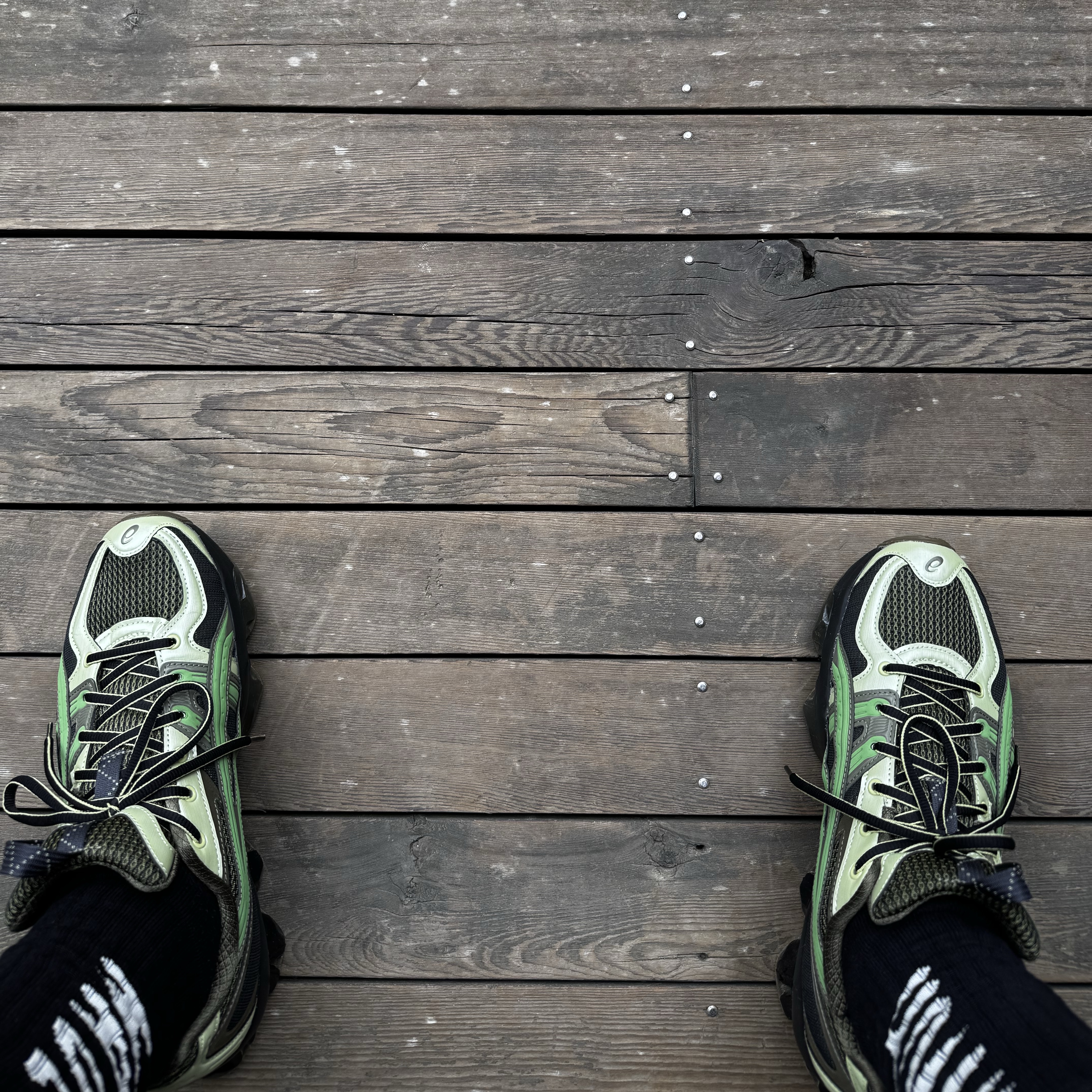 Asics US5-S Gel-Quantum Kinetic Moss Bamboo, Human Made HM Logo Socks Black 착용 스타일 - 2