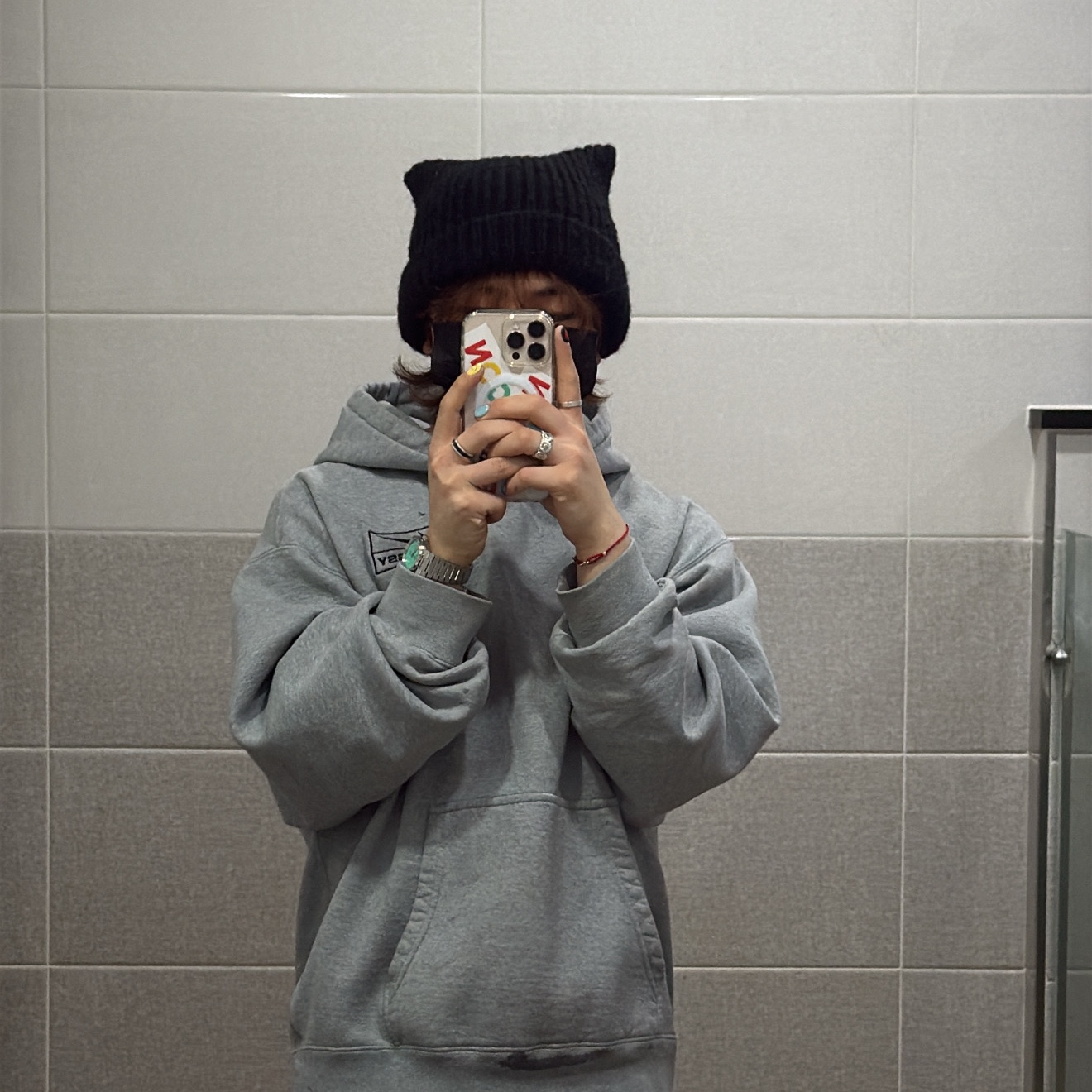G-DRAGON Knit Cap Black, Nike x Stussy NRG RA Pullover Hoodie Dark Grey Heather (DJ9488-063) 착용 스타일
