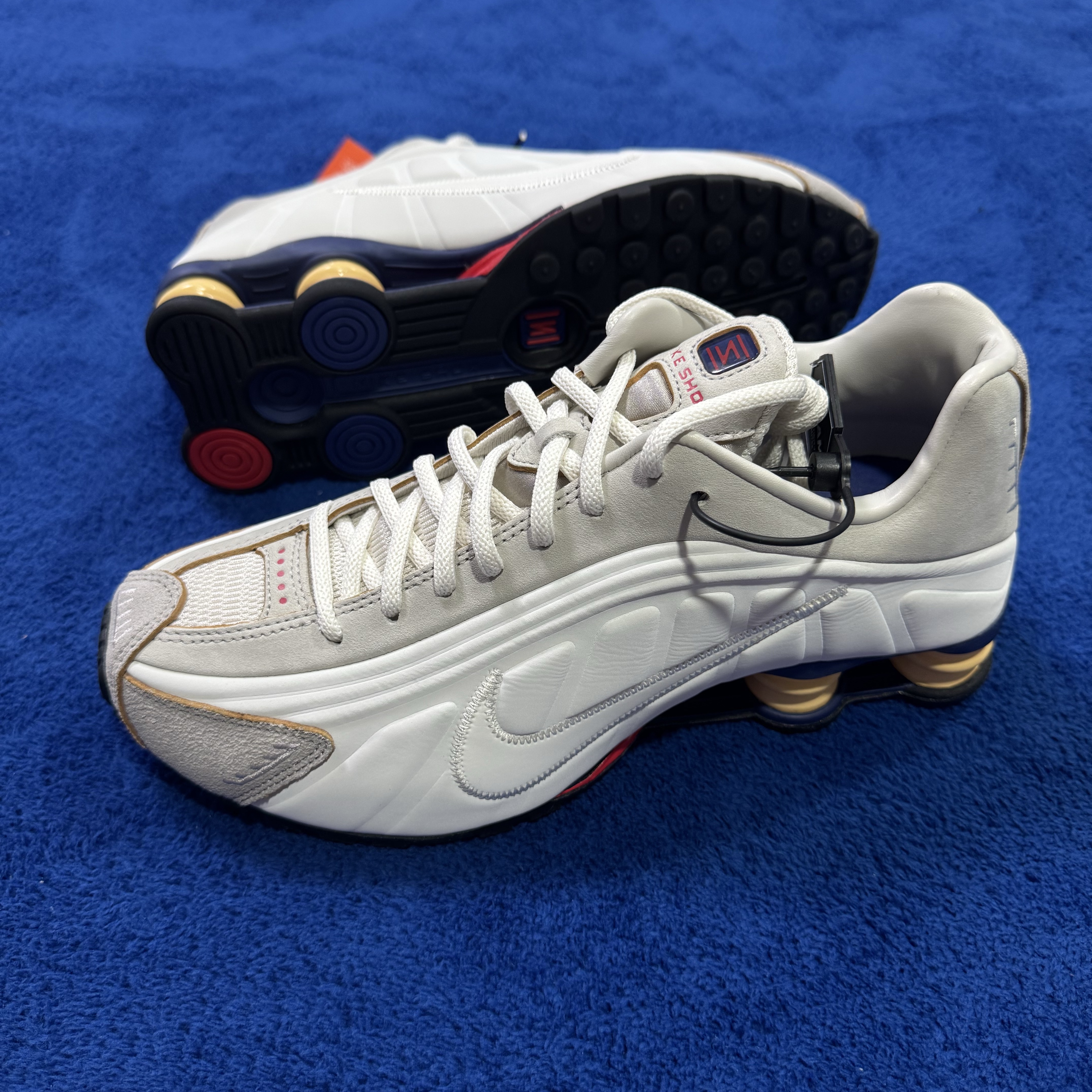 Nike Shox R4 PRM Light Iron Ore and Phantom 착용 스타일