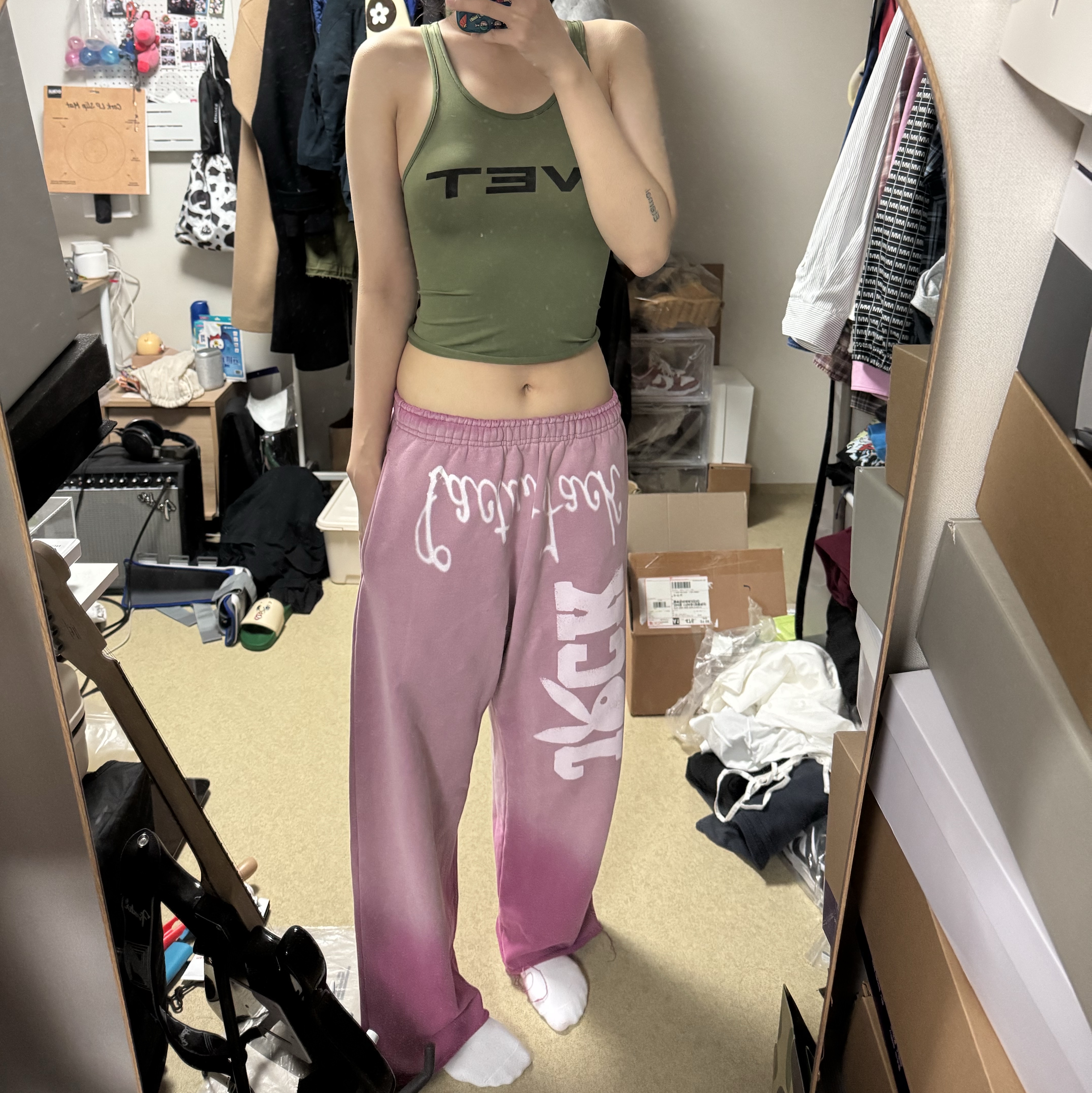 Travis Scott Cactus Jack x Playboy Sweatpants Pink 착용 스타일