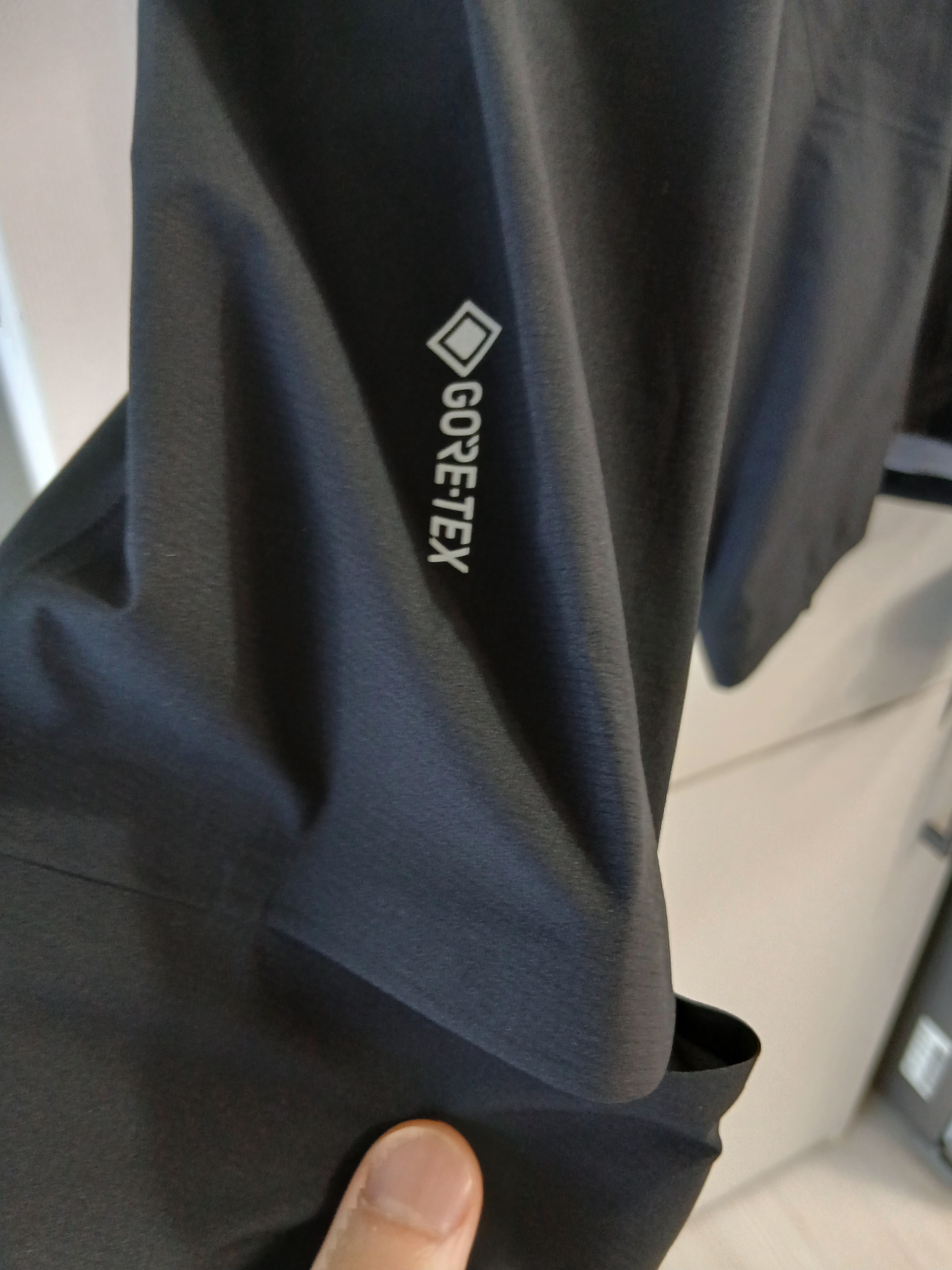 Arc'teryx Norvan Jacket Black 착용 스타일 - 6