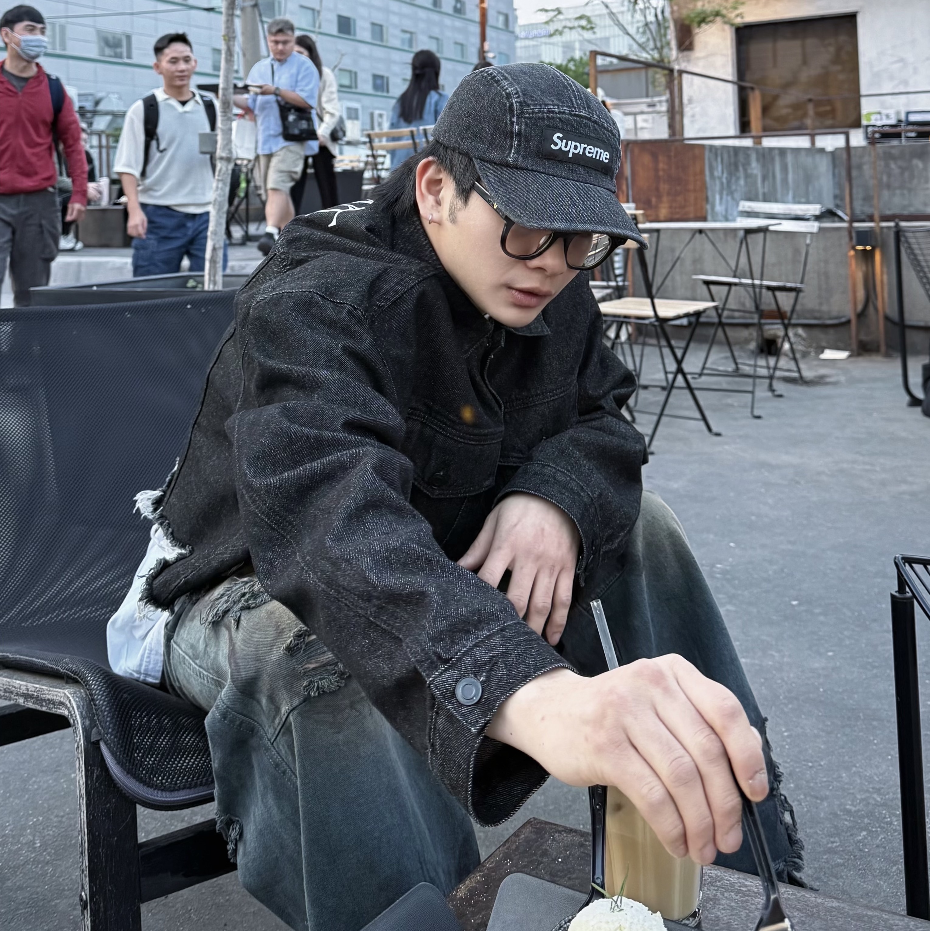 MUCENT Crop Damage Denim Jacket Black, Supreme Coated Denim Camp Cap Black - 24SS 착용 스타일 - 3