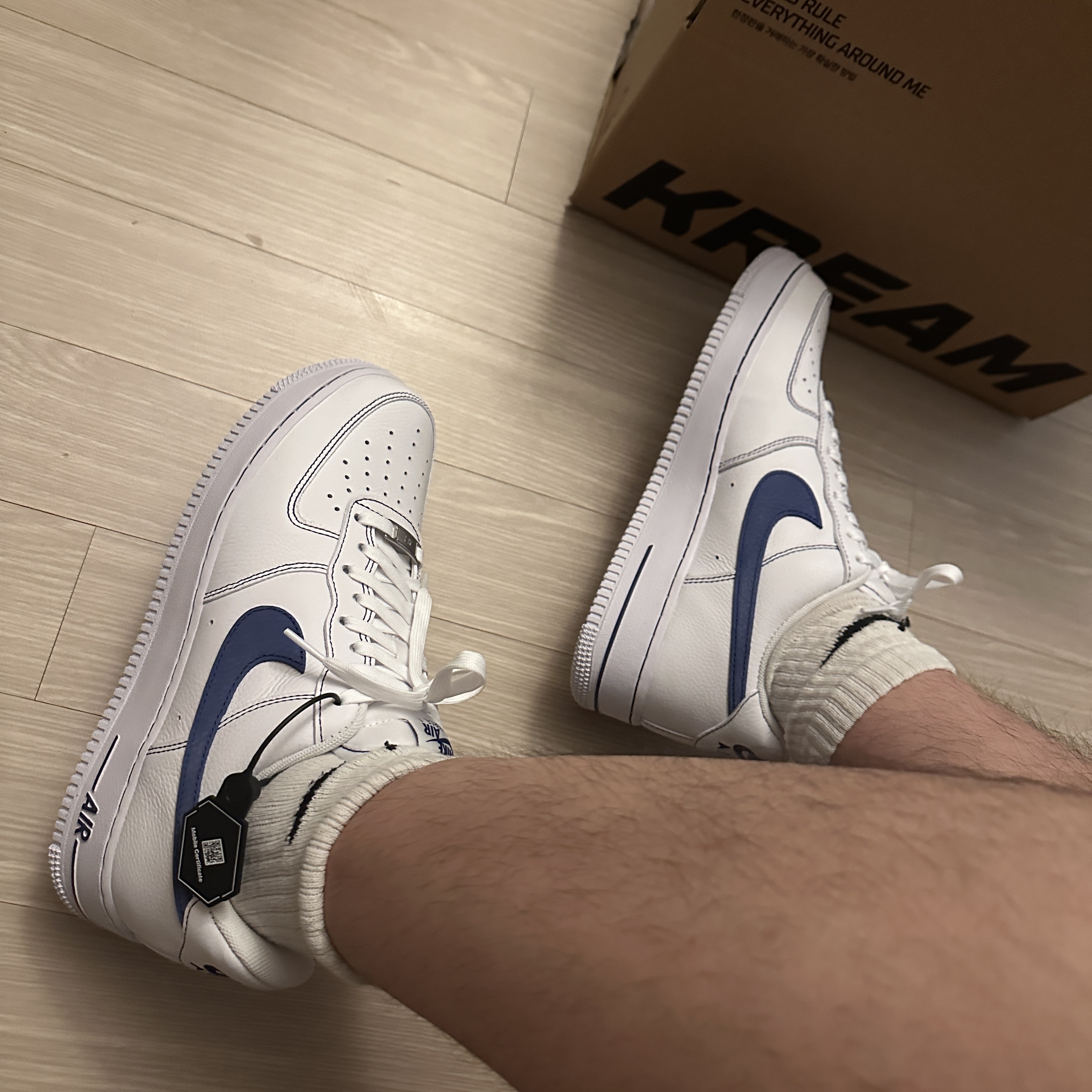 Nike Air Force 1 '07 LV8 White Deep Royal Blue 착용 스타일 - 2