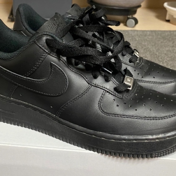 Nike Air Force 1 '07 Low Triple Black 착용 스타일