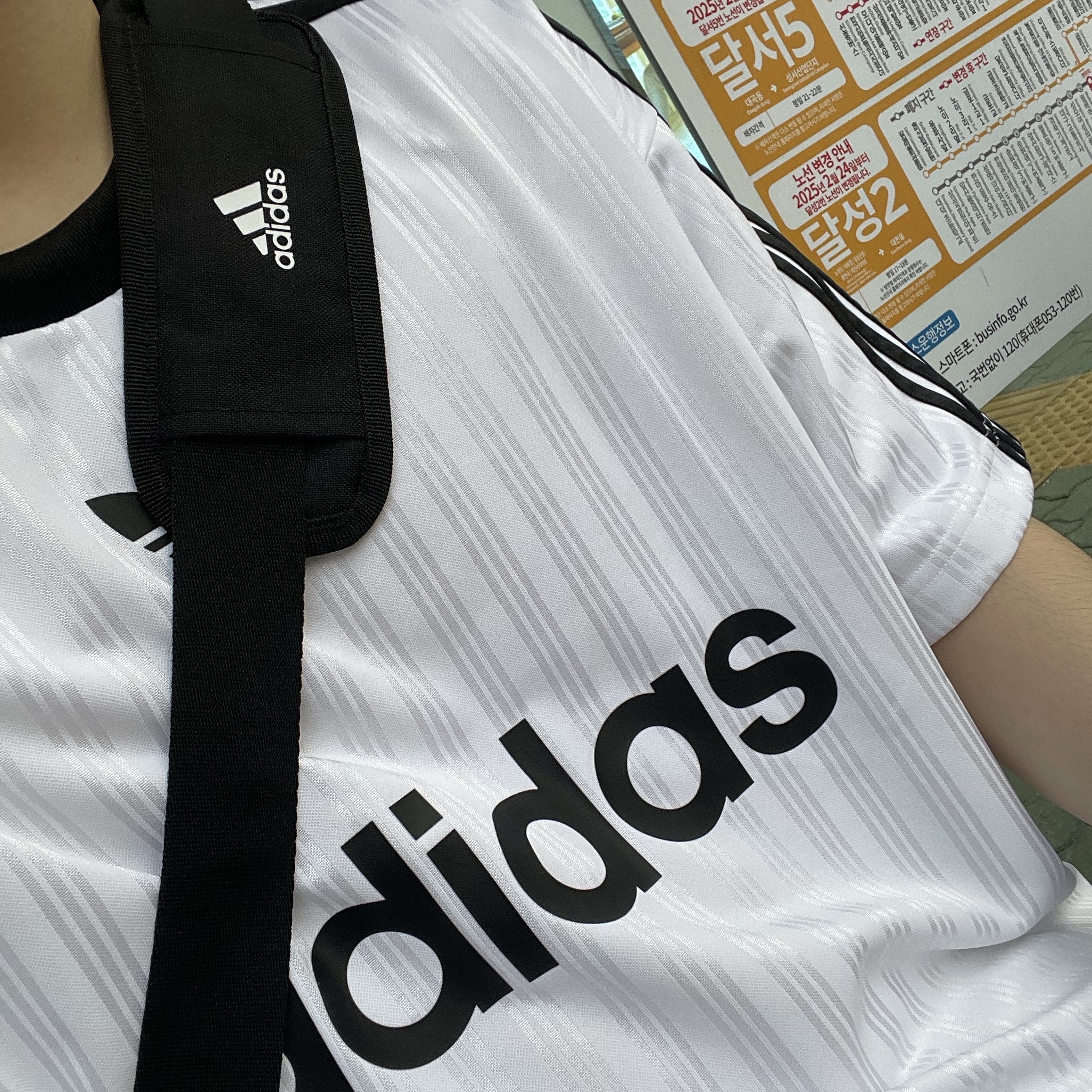 Adidas Adicolor T-Shirt White Black - KR Sizing 착용 스타일