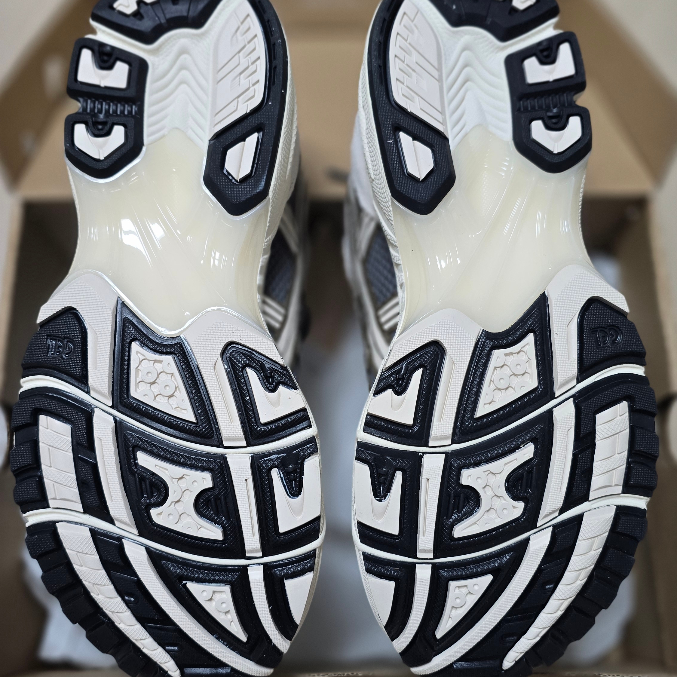 Asics Gel-Kayano 14 Truffle Grey Oatmeal 착용 스타일 - 5