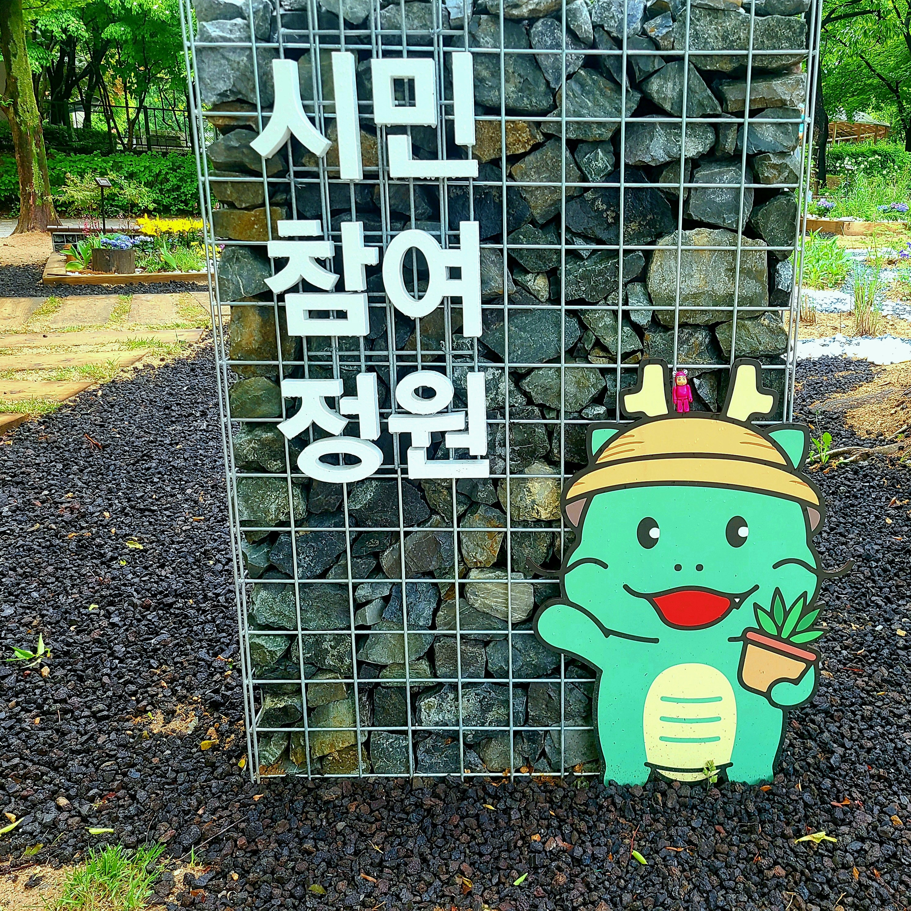 Bearbrick Schroeder 100％ & 400％, Bearbrick Crayon Shin-chan Crocodile Mountain Shin-chan 2024 Ver. 100% & 400% Set 착용 스타일 - 4