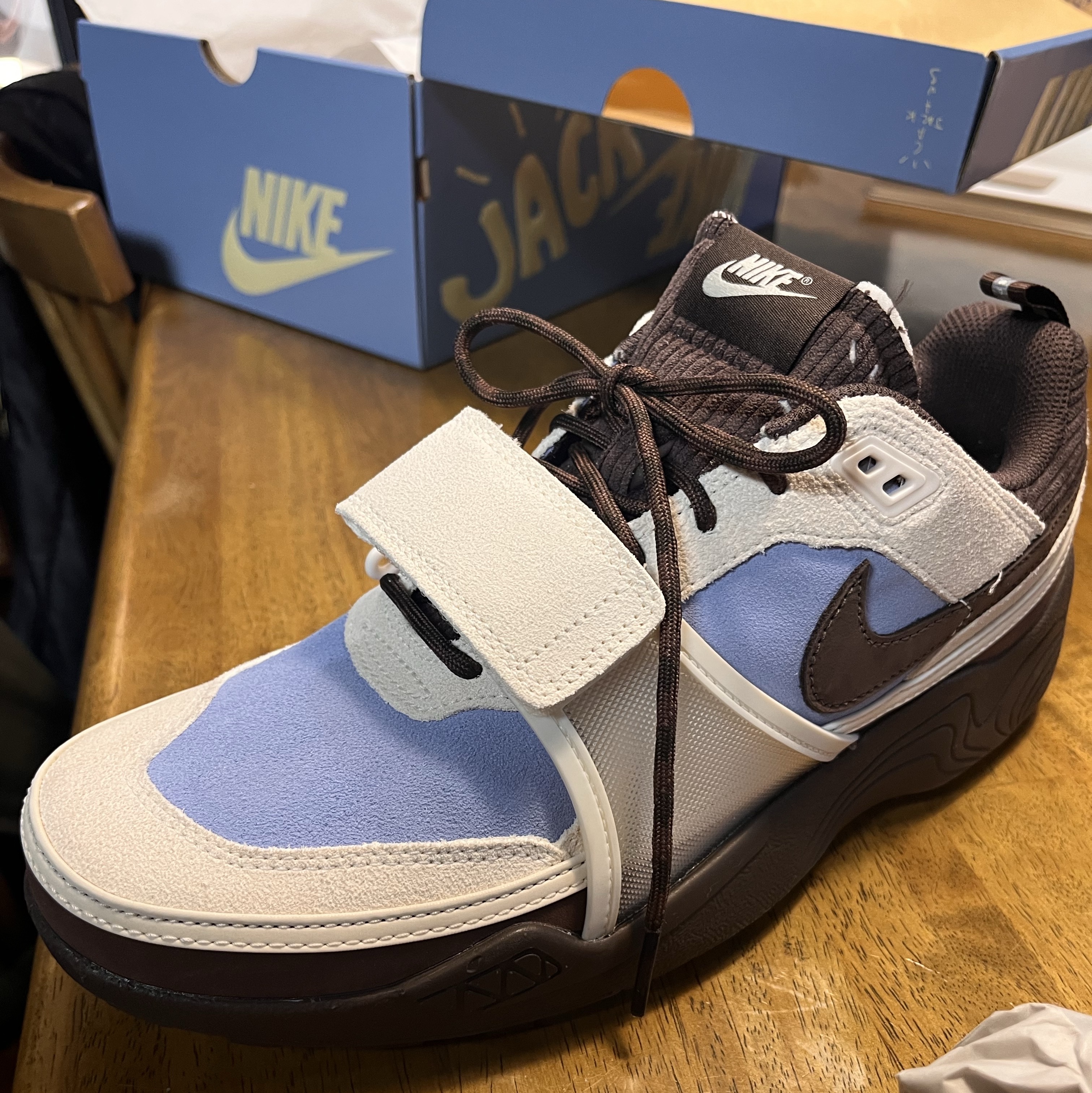Nike x Travis Scott Zoom Field Jaxx Pale Ivory and Leche Blue 착용 스타일