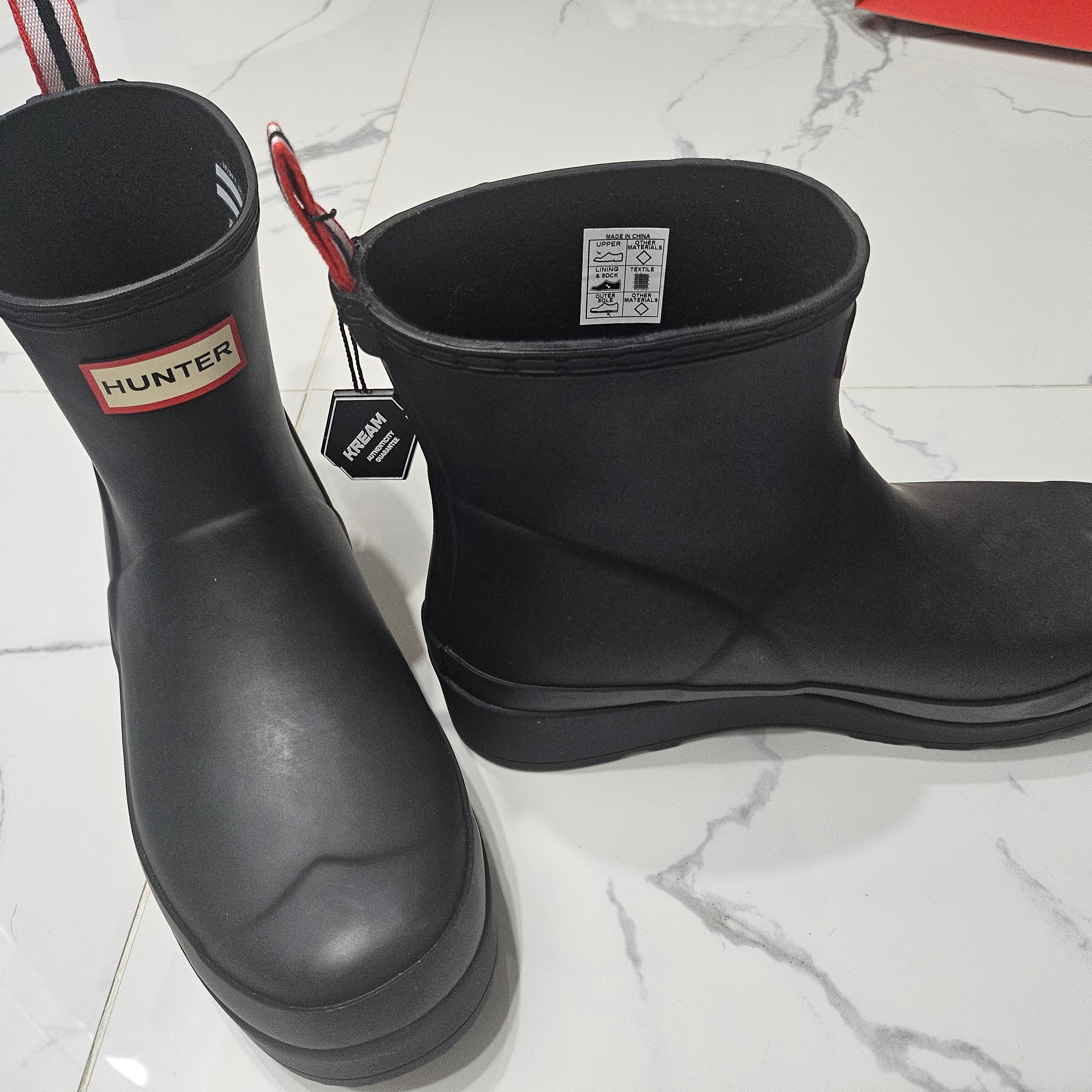 (W) Hunter Play Short Rain Boots Black 착용 스타일 - 3