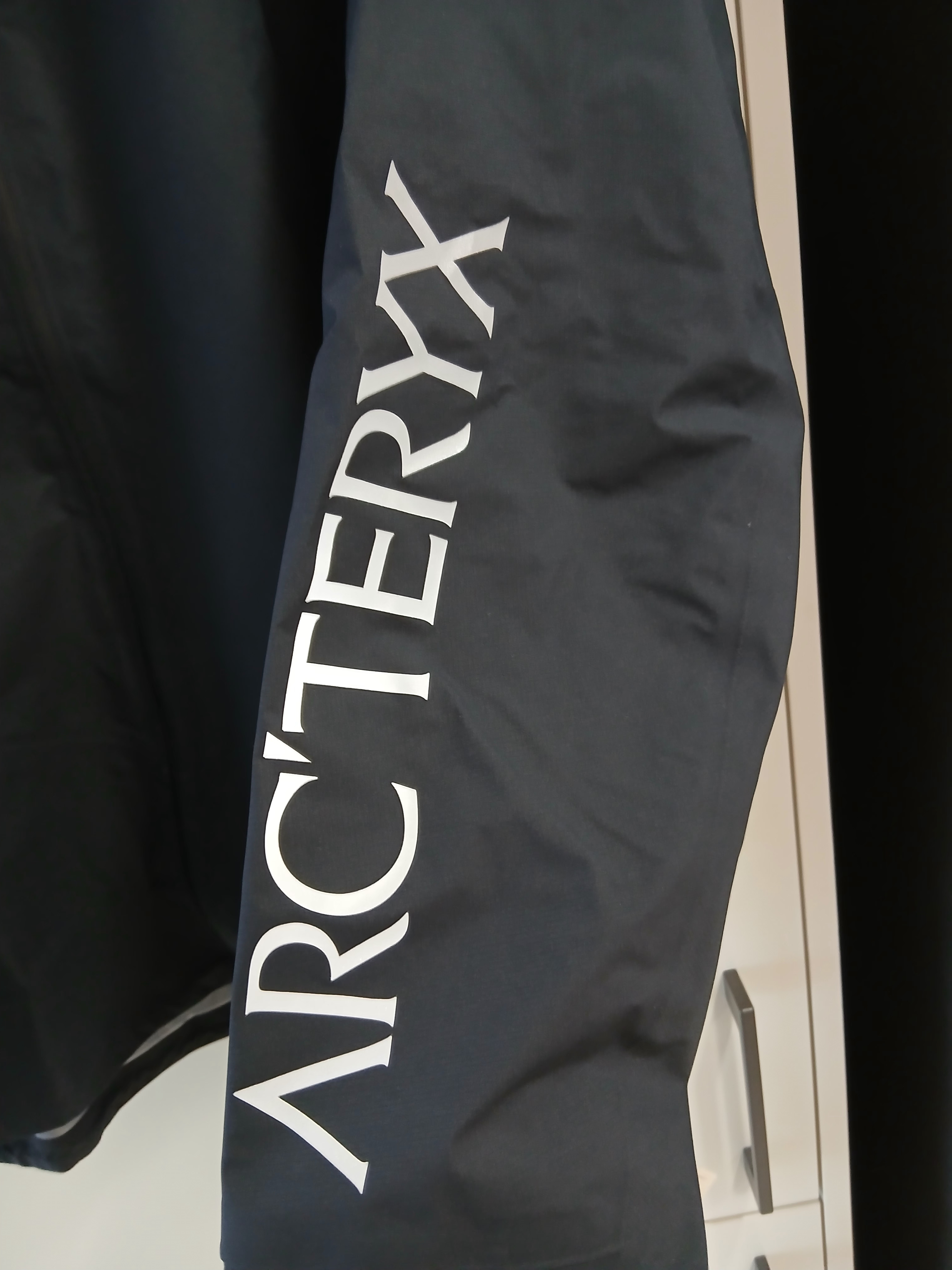 Arc'teryx Norvan Jacket Black 착용 스타일 - 4