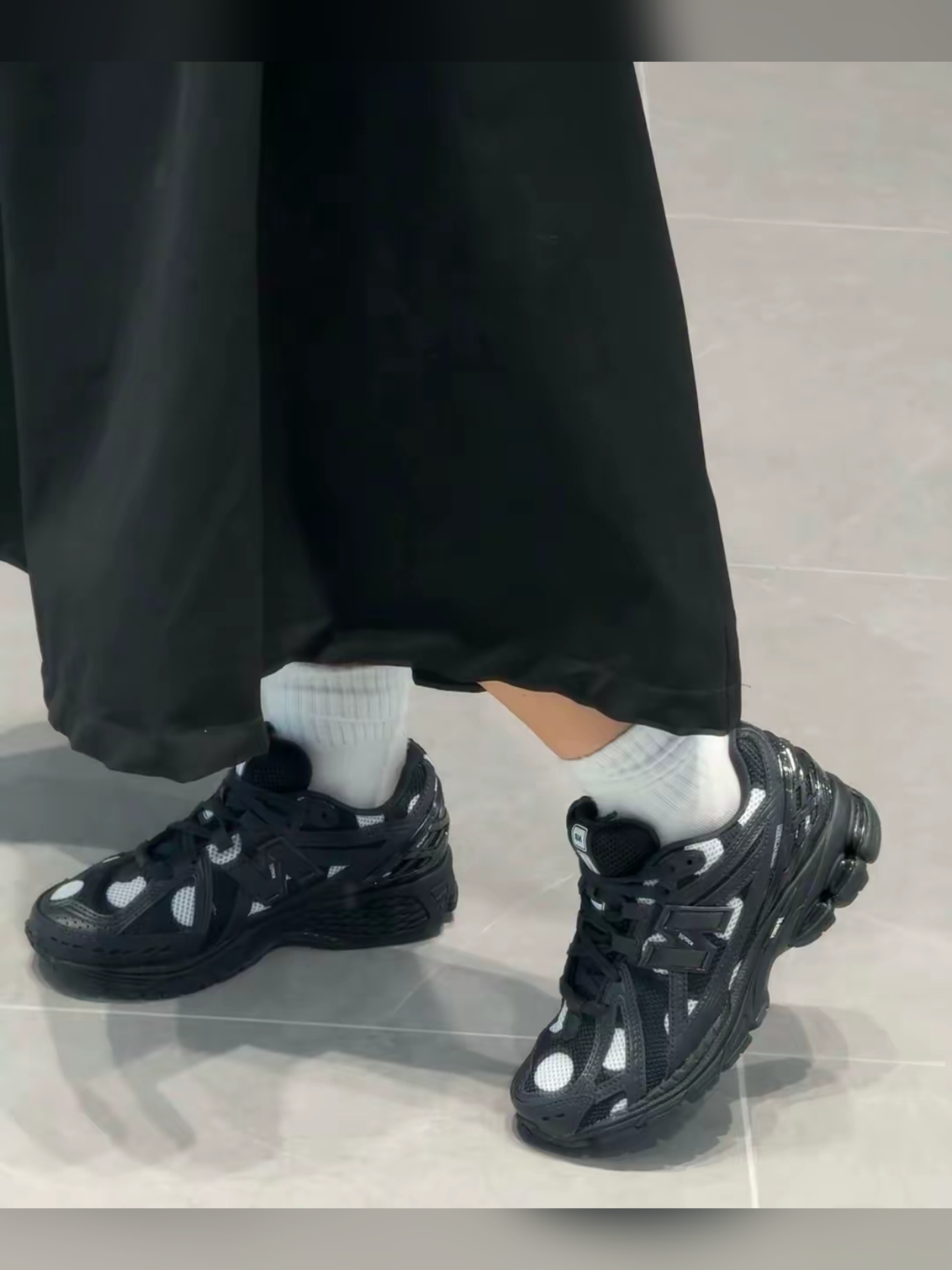 New Balance 1906R Polka Dot Black 착용 스타일