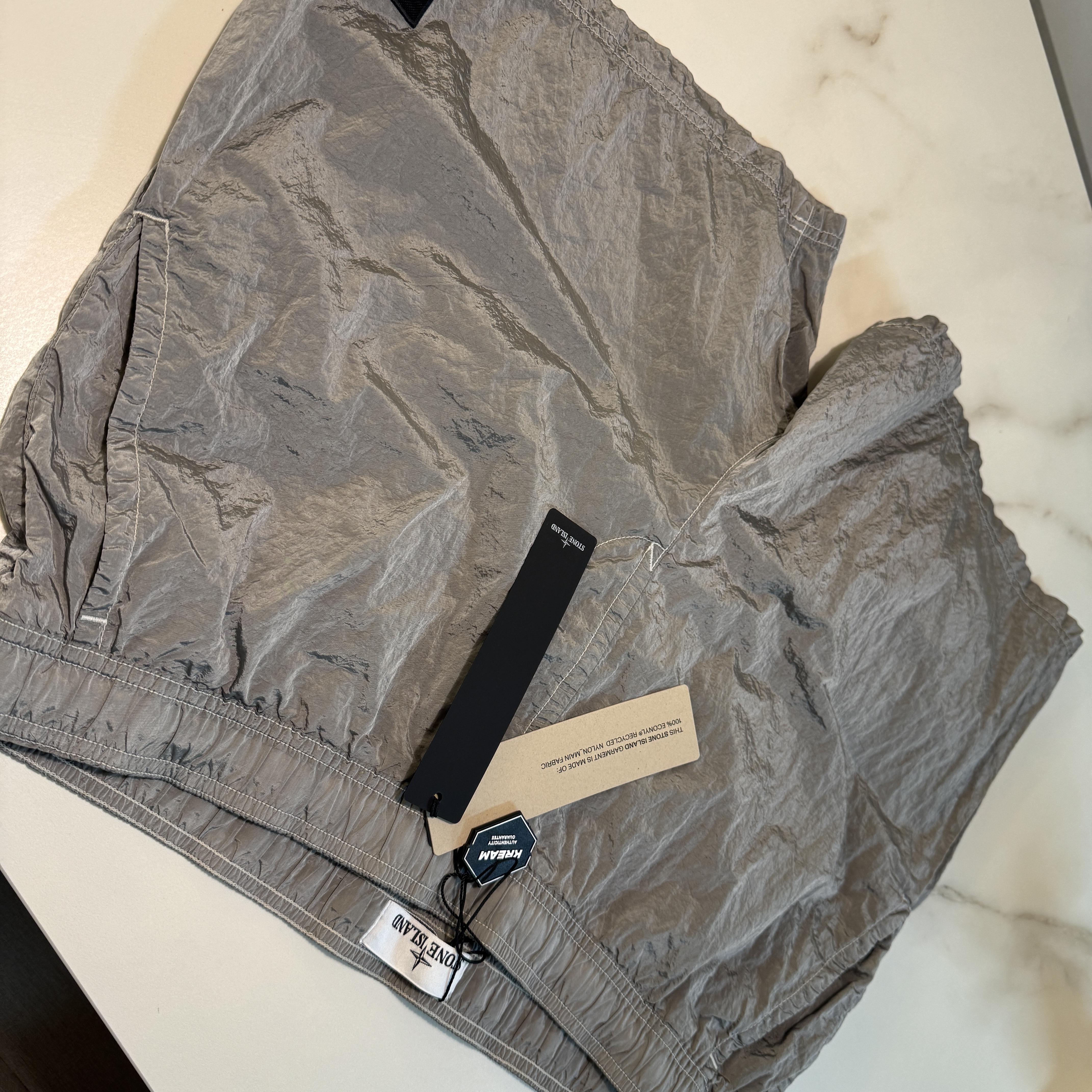 Stone Island B100009 Nylon Metal in Econyl Pocket Details Regular Fit Swim Trunks Pearl Grey - 25SS 착용 스타일
