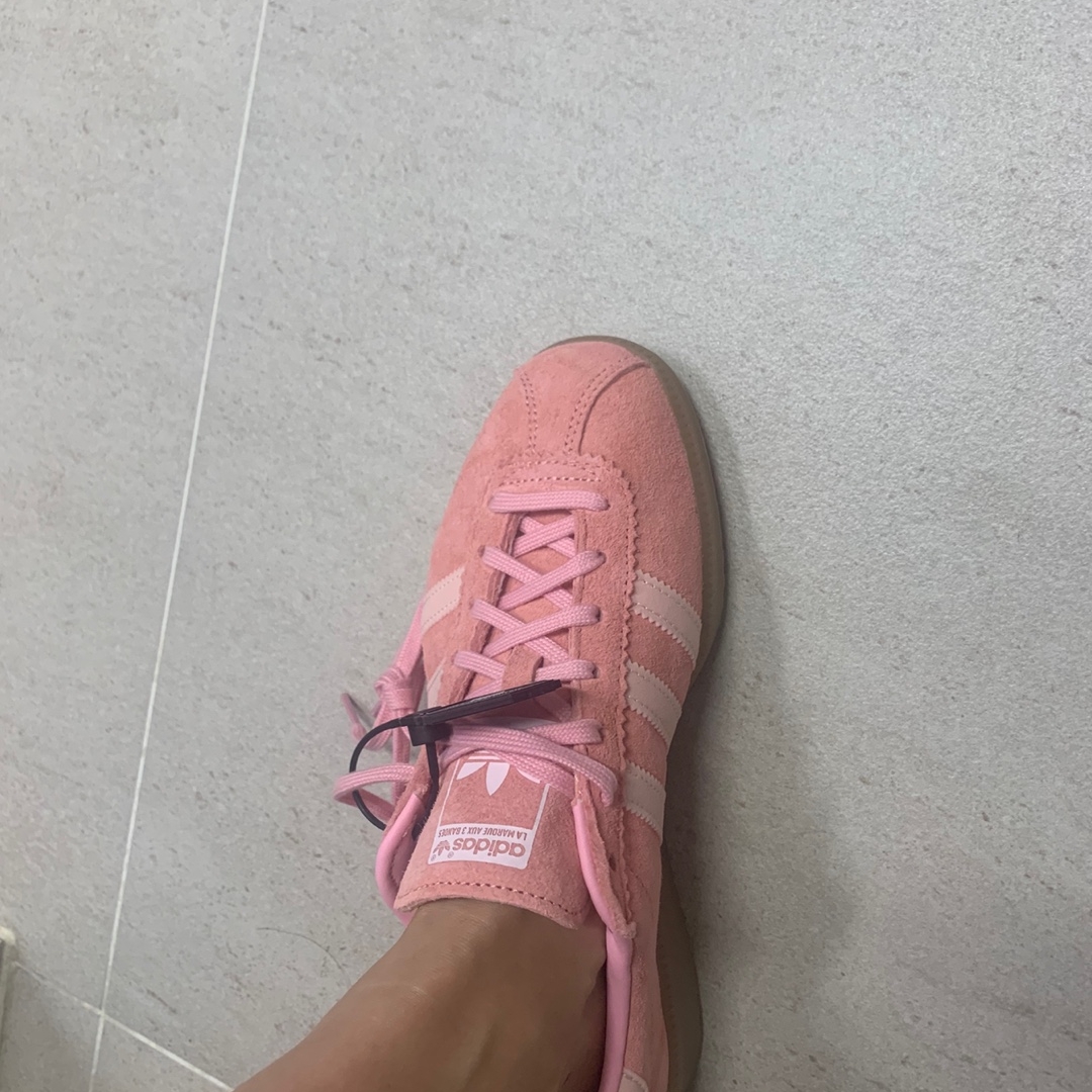 Adidas Bermuda Glow Pink 착용 스타일 - 2