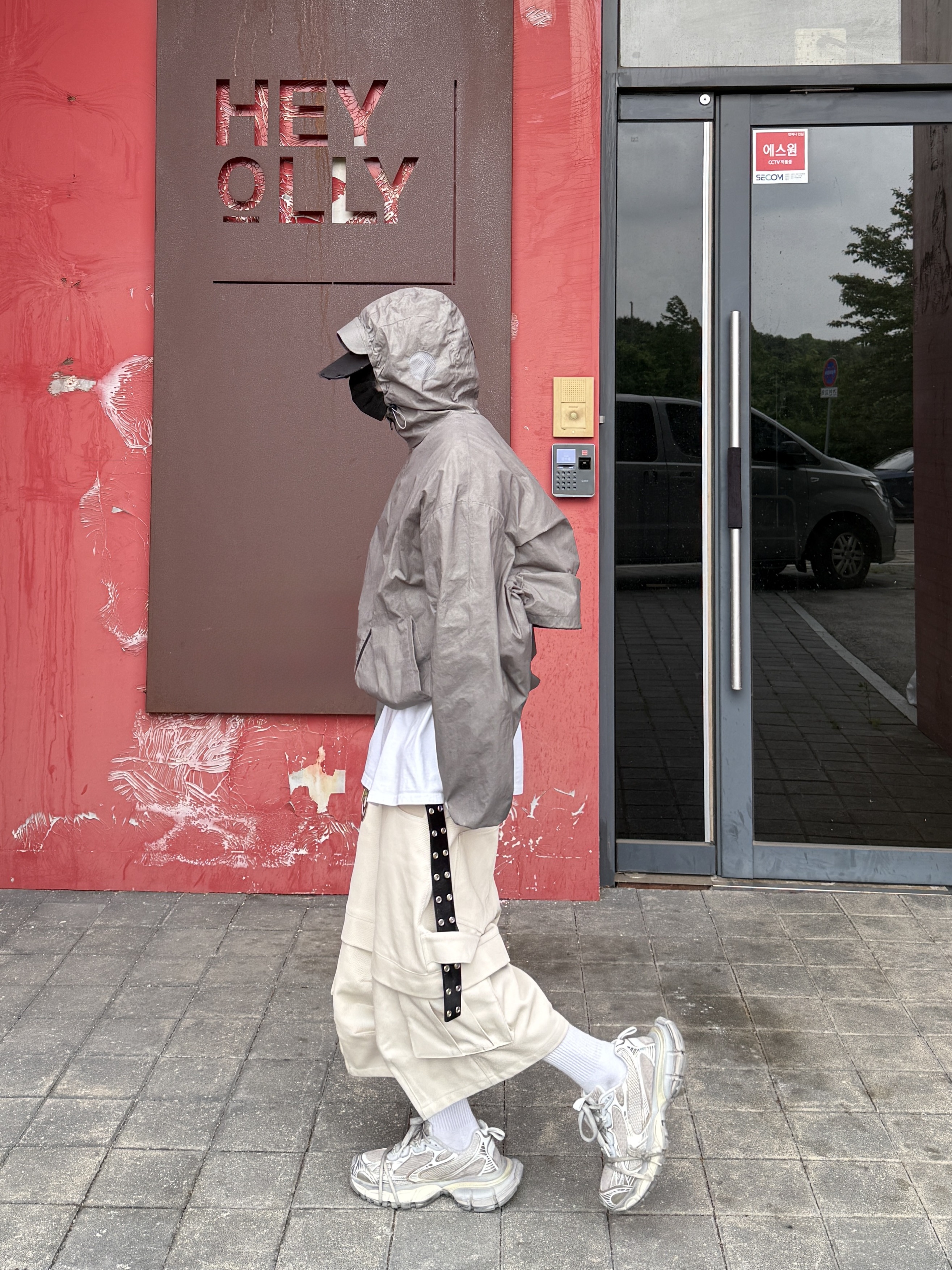 Kamien Titan Bermuda Pants Light Beige, Kamien x MJD Double Hole Belt Black Shearling Calfskin 착용 스타일 - 4