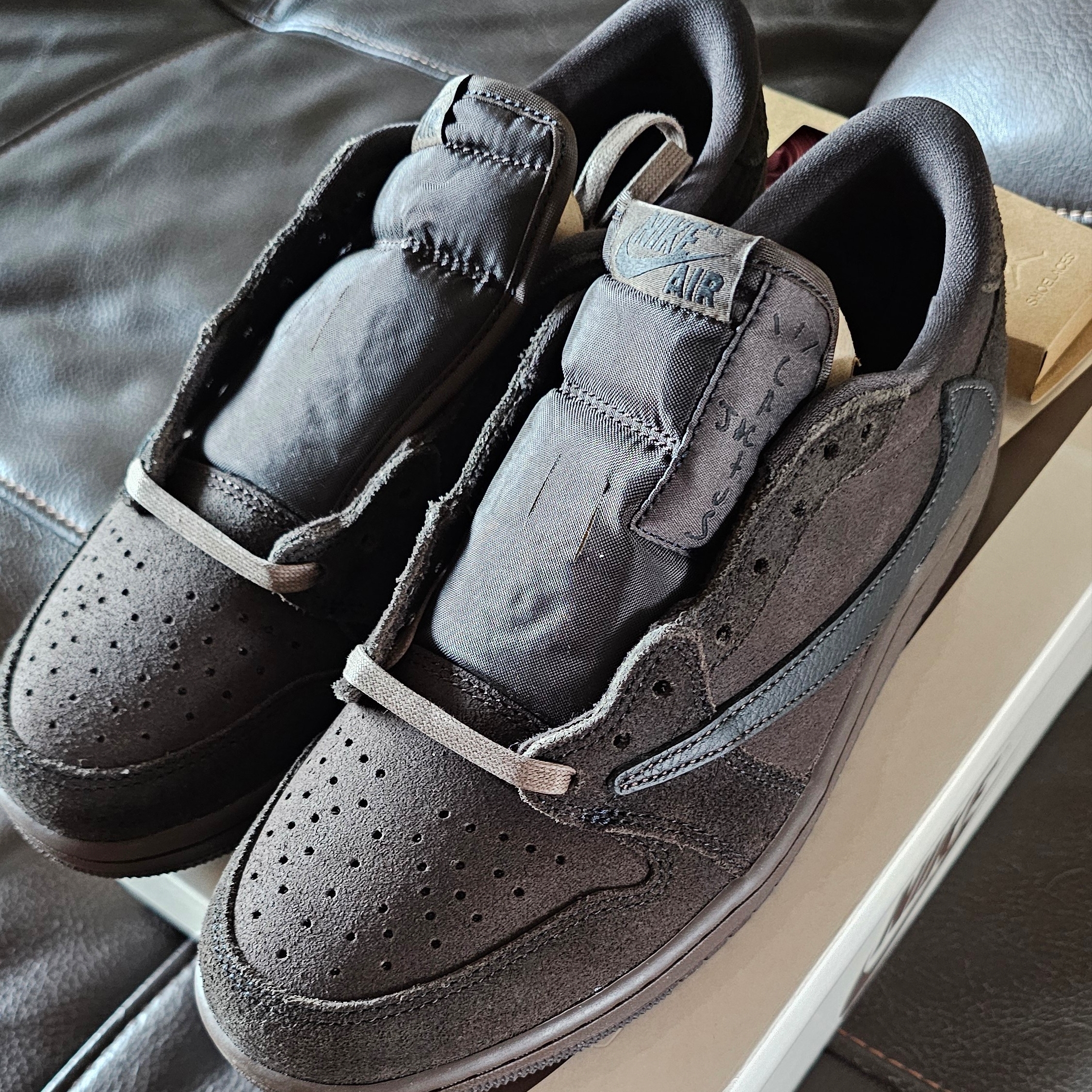 Jordan 1 x Travis Scott Retro Low OG SP Velvet Brown and Dark Mocha 착용 스타일