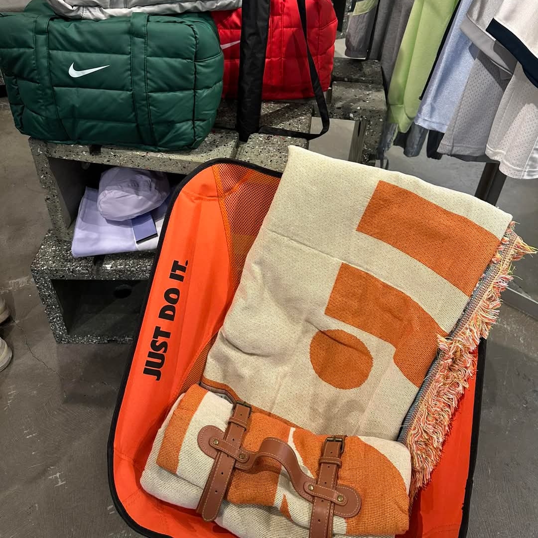 Nike Folding Camping Chair Orange 착용 스타일