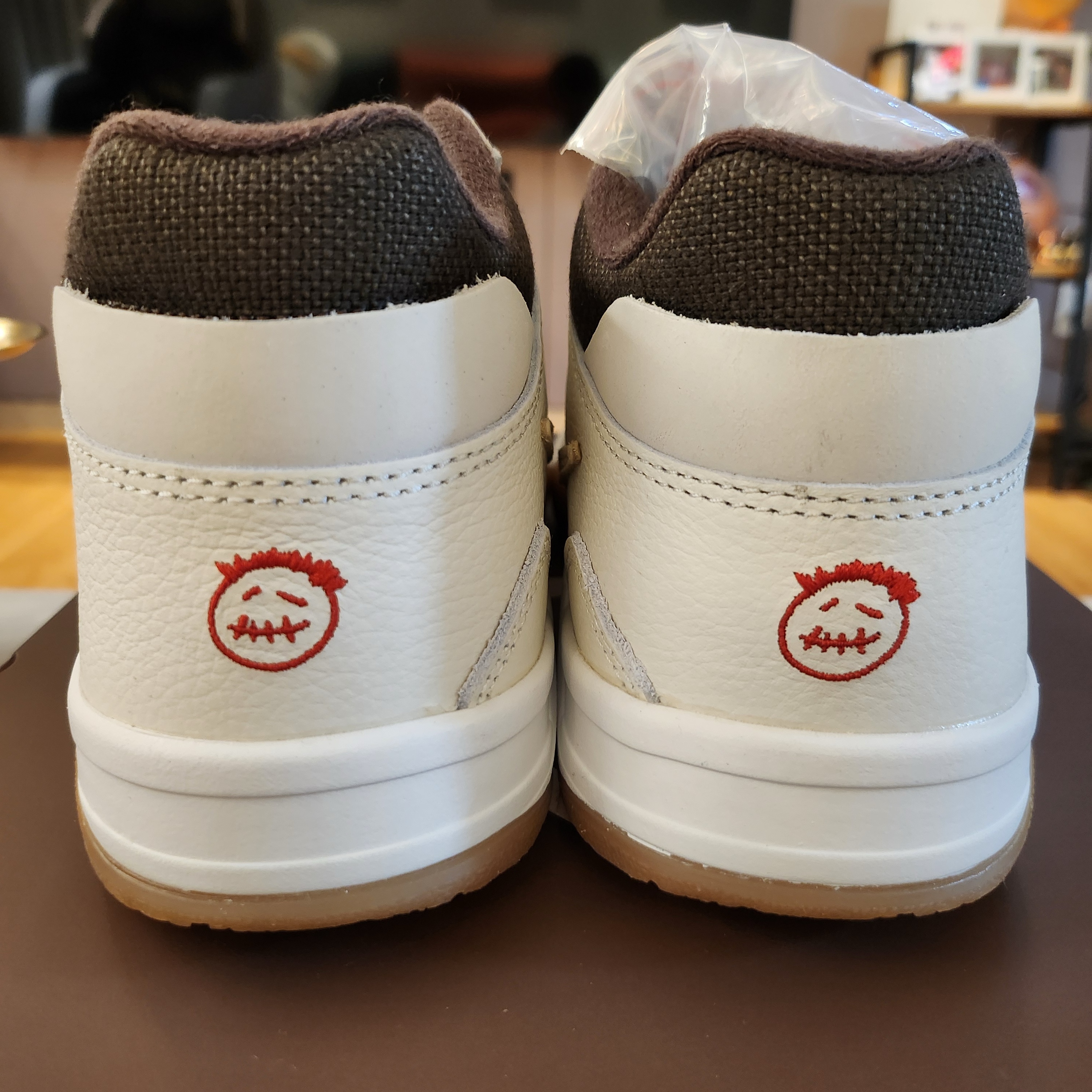 Jordan x Travis Scott Jumpman Jack TR Sail and Dark Mocha 착용 스타일 - 3