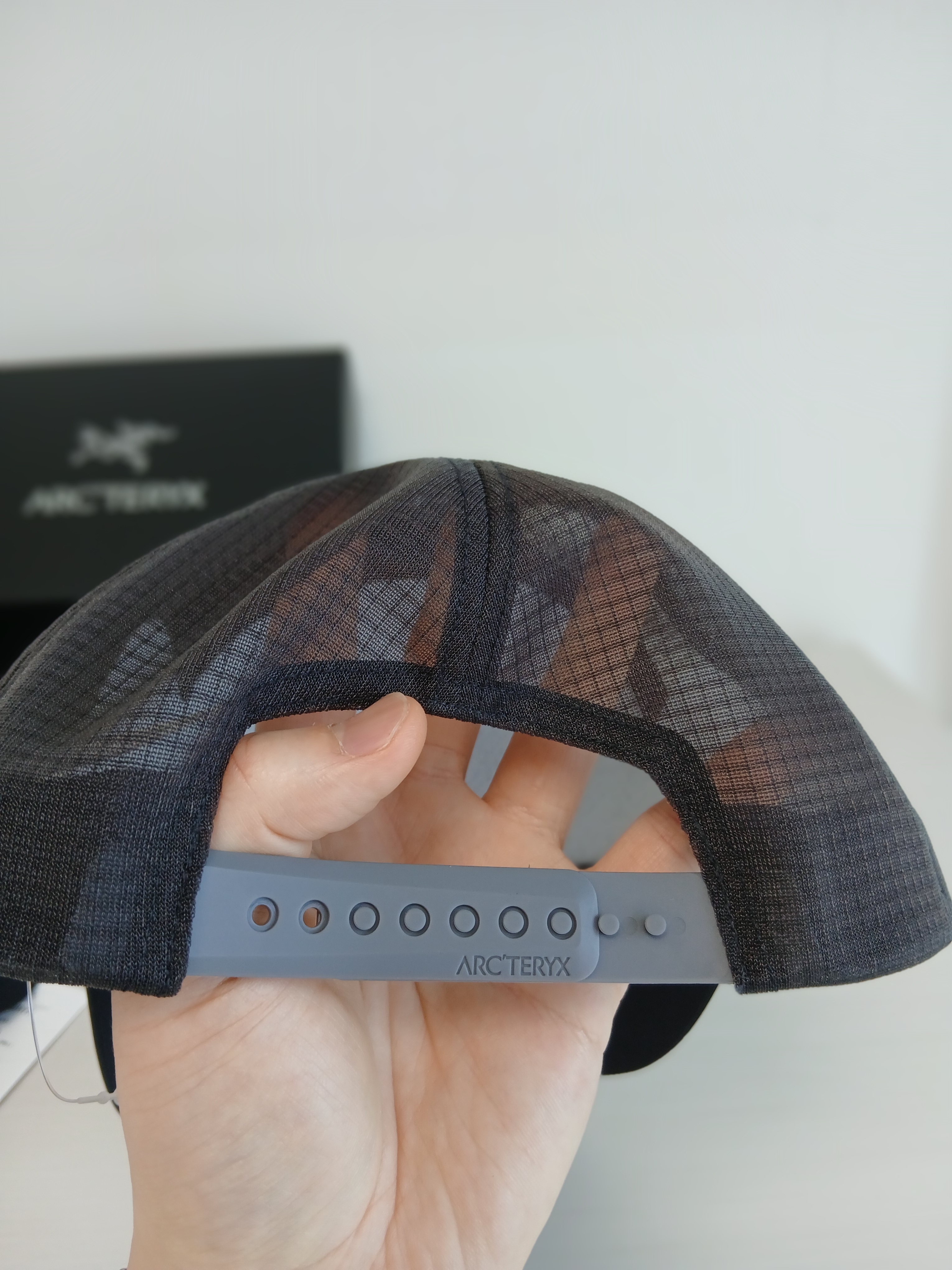 Arc'teryx Bird Word Trucker Hat Black Cloud 착용 스타일 - 6