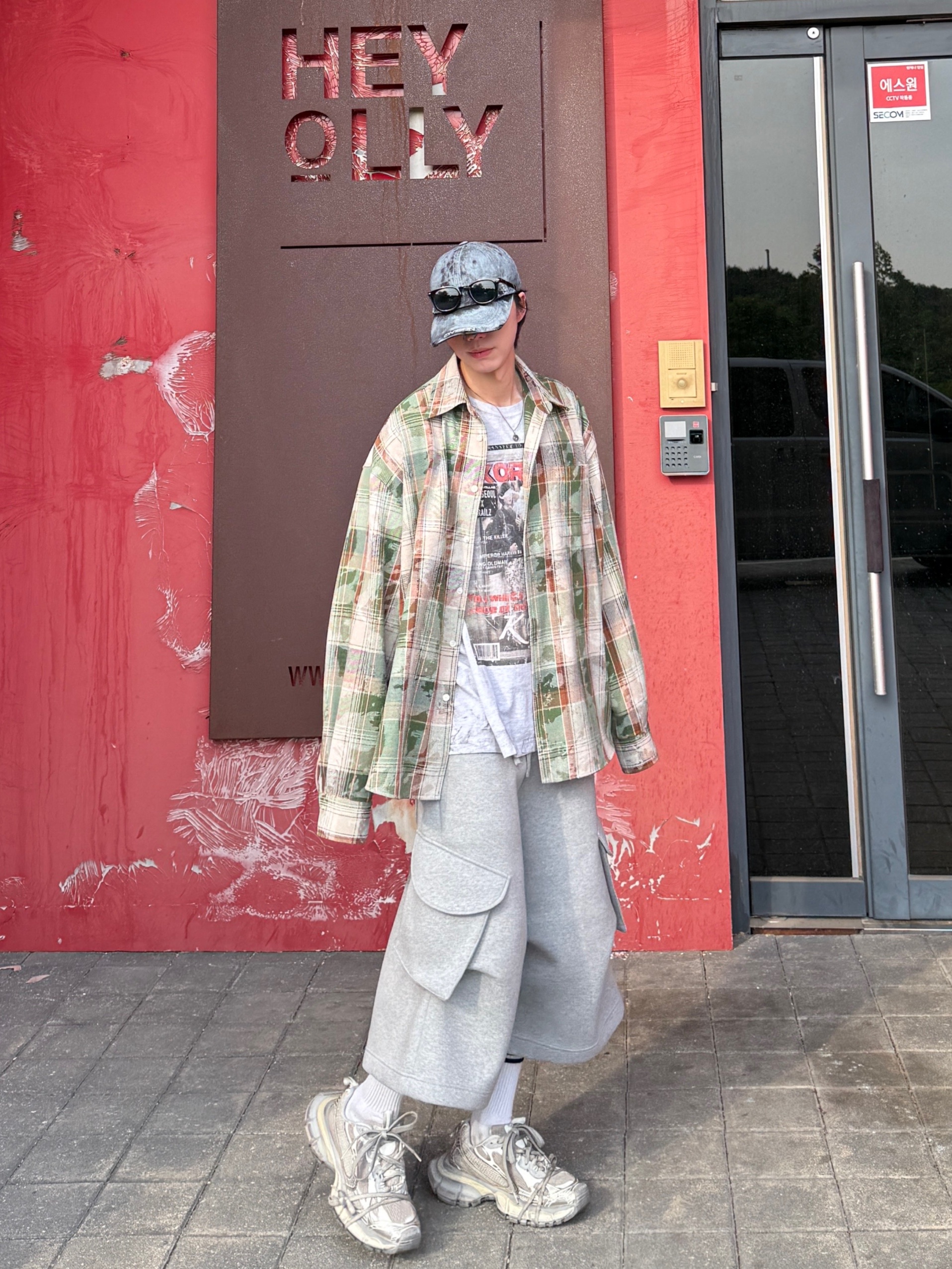 MJD Oversized Check Shirt Vintage Green, GRAILZ x KOIN SEOUL Magazine T-Shirts Melange Grey 착용 스타일 - 2