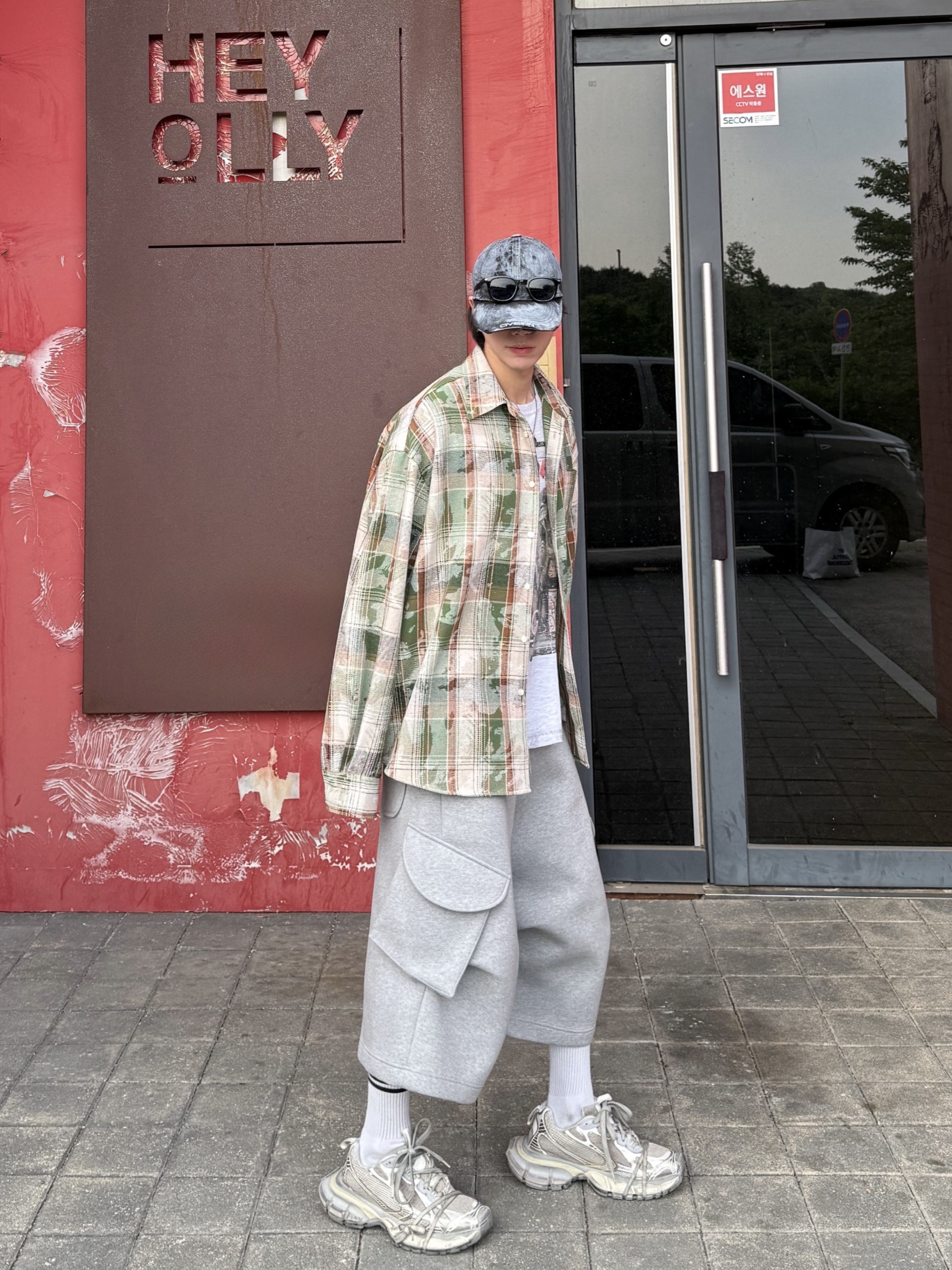 MJD Oversized Check Shirt Vintage Green, GRAILZ x KOIN SEOUL Magazine T-Shirts Melange Grey 착용 스타일 - 5