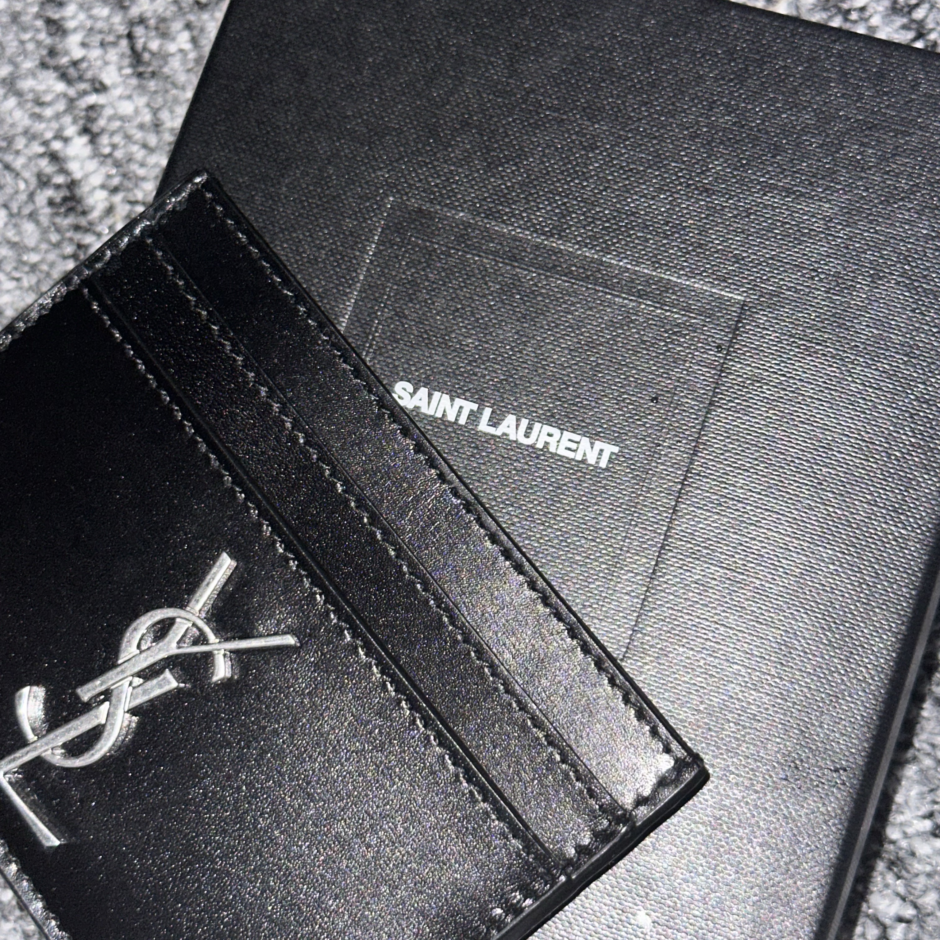 Saint Laurent Monogram Card Case in Smooth Leather Black 착용 스타일 - 1